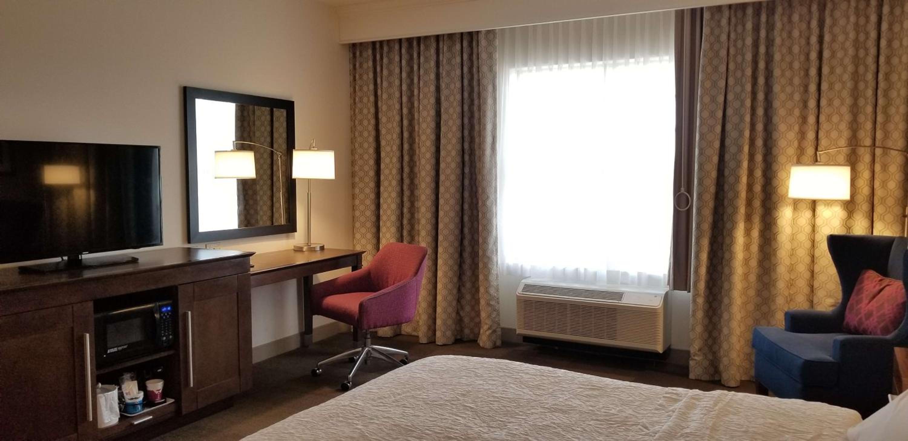 King Room with Accessible Tub - Mobility and Hearing Access/Non-Smoking photo 3