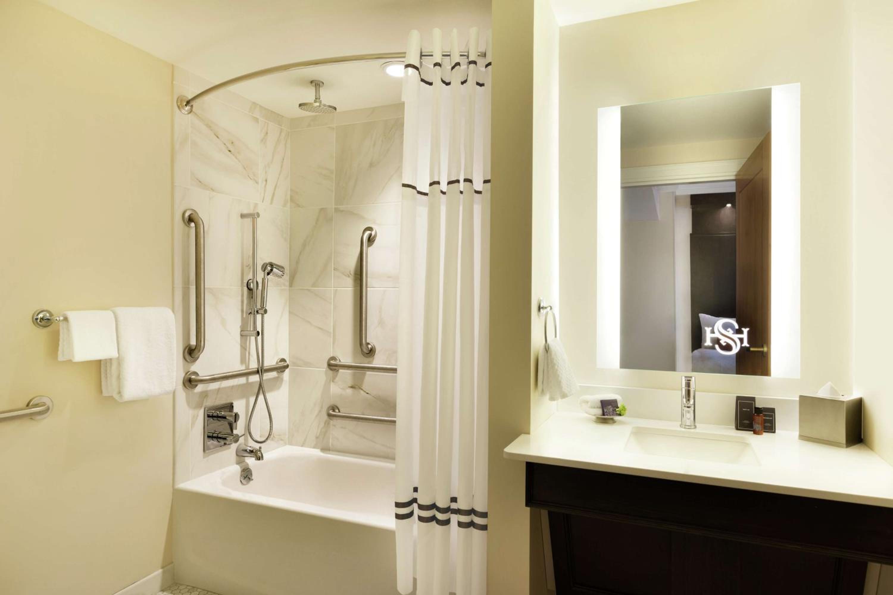 Queen Room with Two Queen Beds with Bath Tub - Mobility/Hearing Accessible
