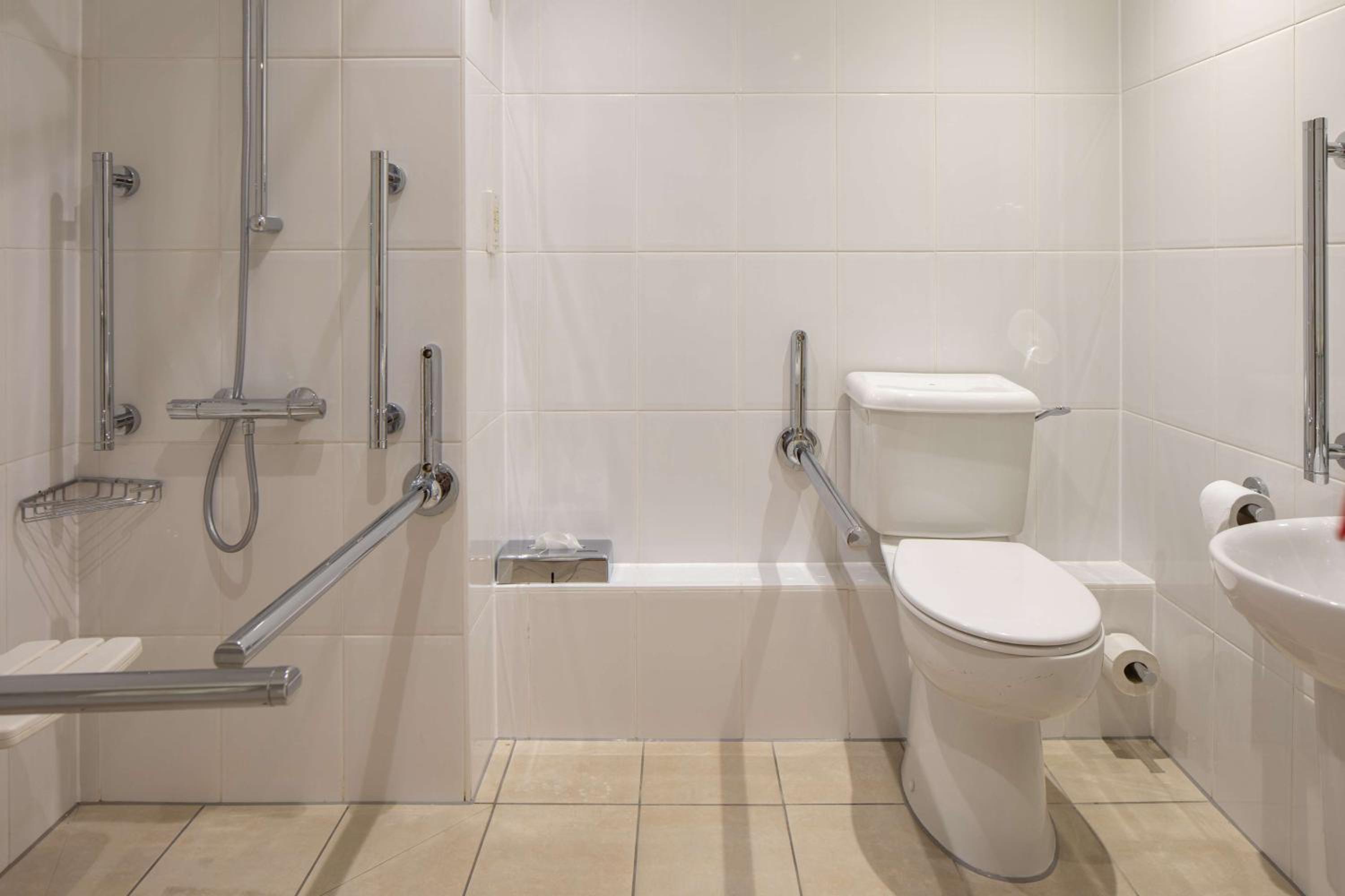 Queen Room - Mobility Access - Photo 3