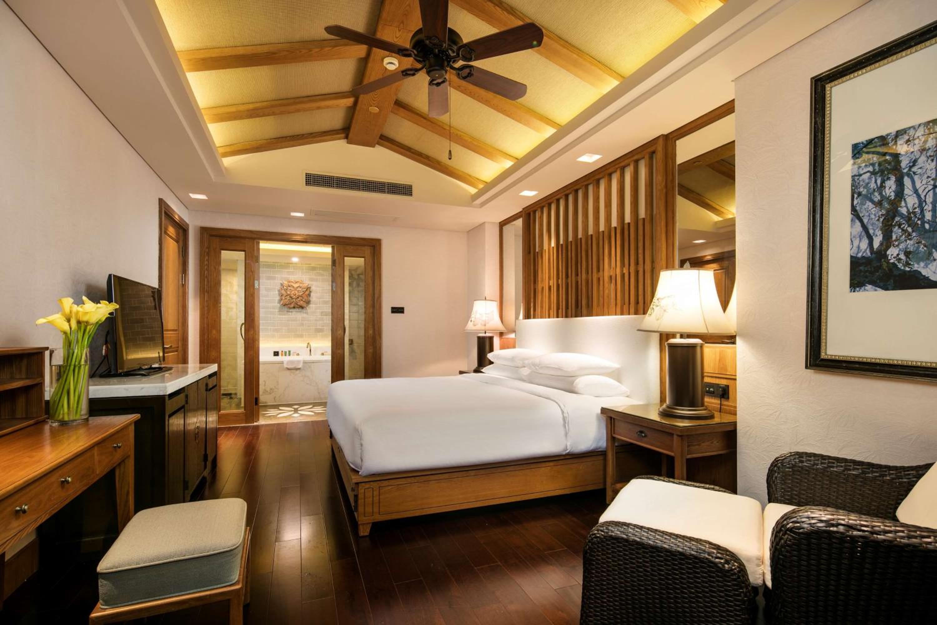 One-Bedroom King Suite photo 2