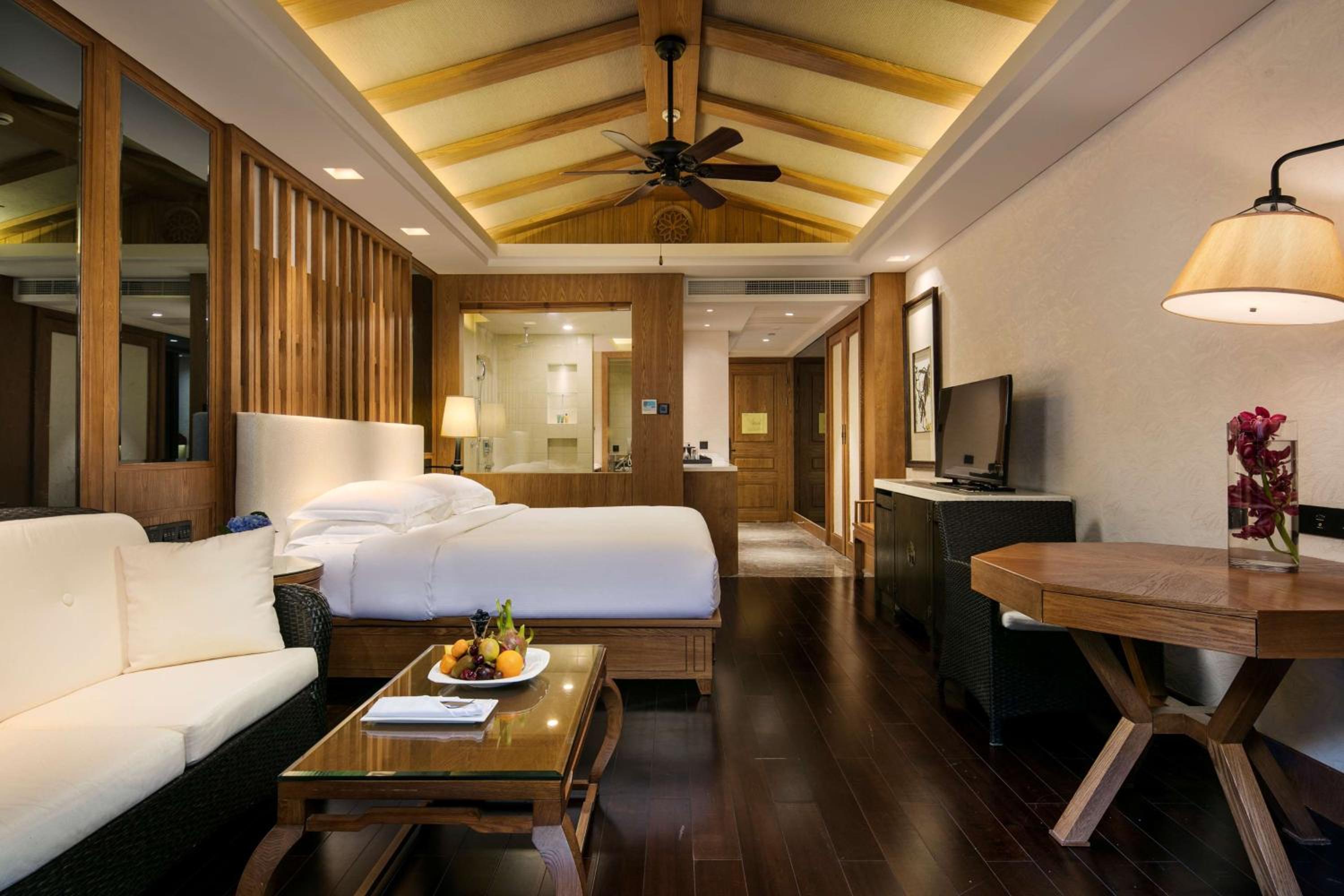 King Guest Room with Mountain View photo 2