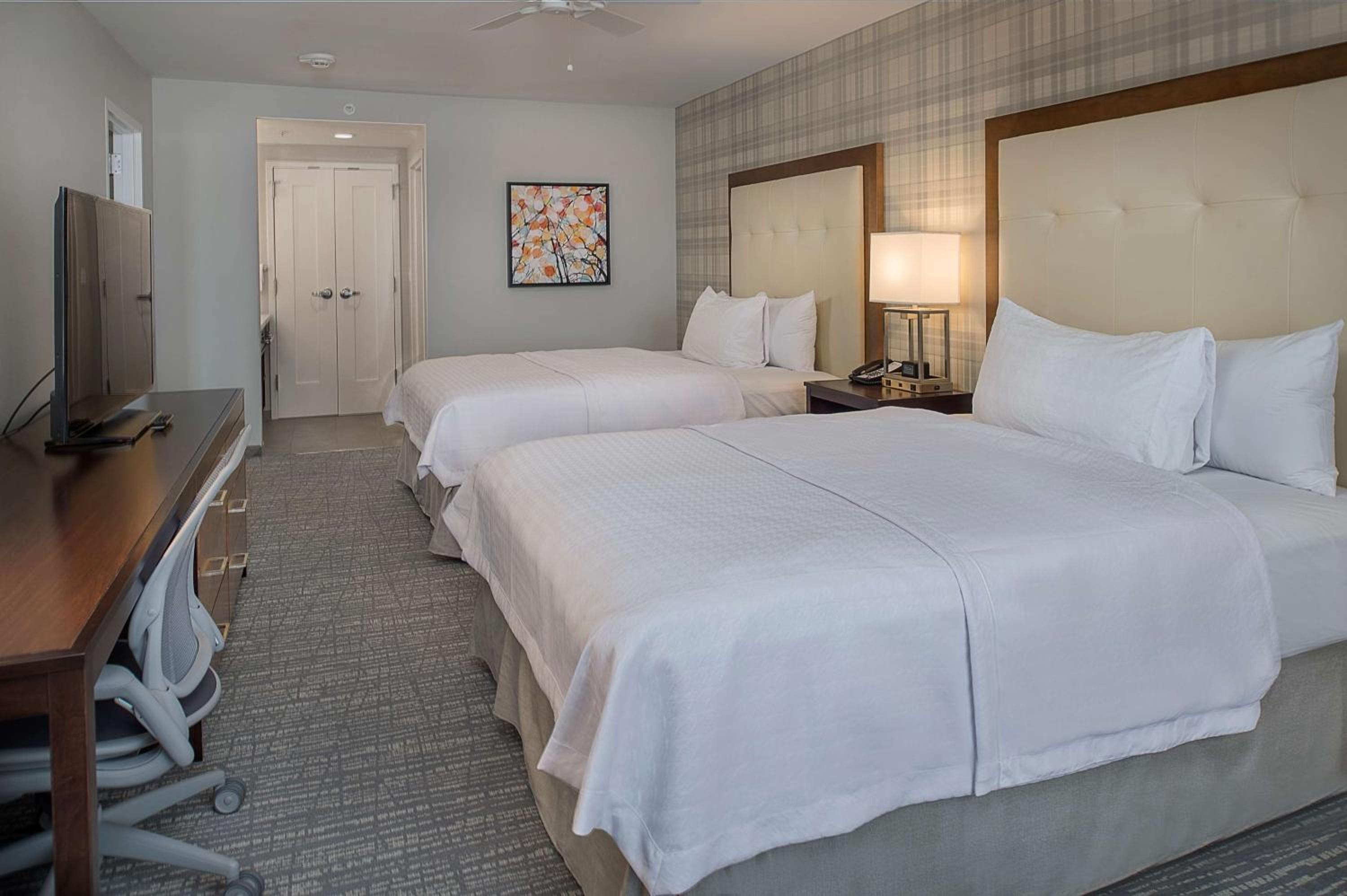 One-Bedroom Queen Suite with Two Queen Beds - Non-Smoking - Photo 3