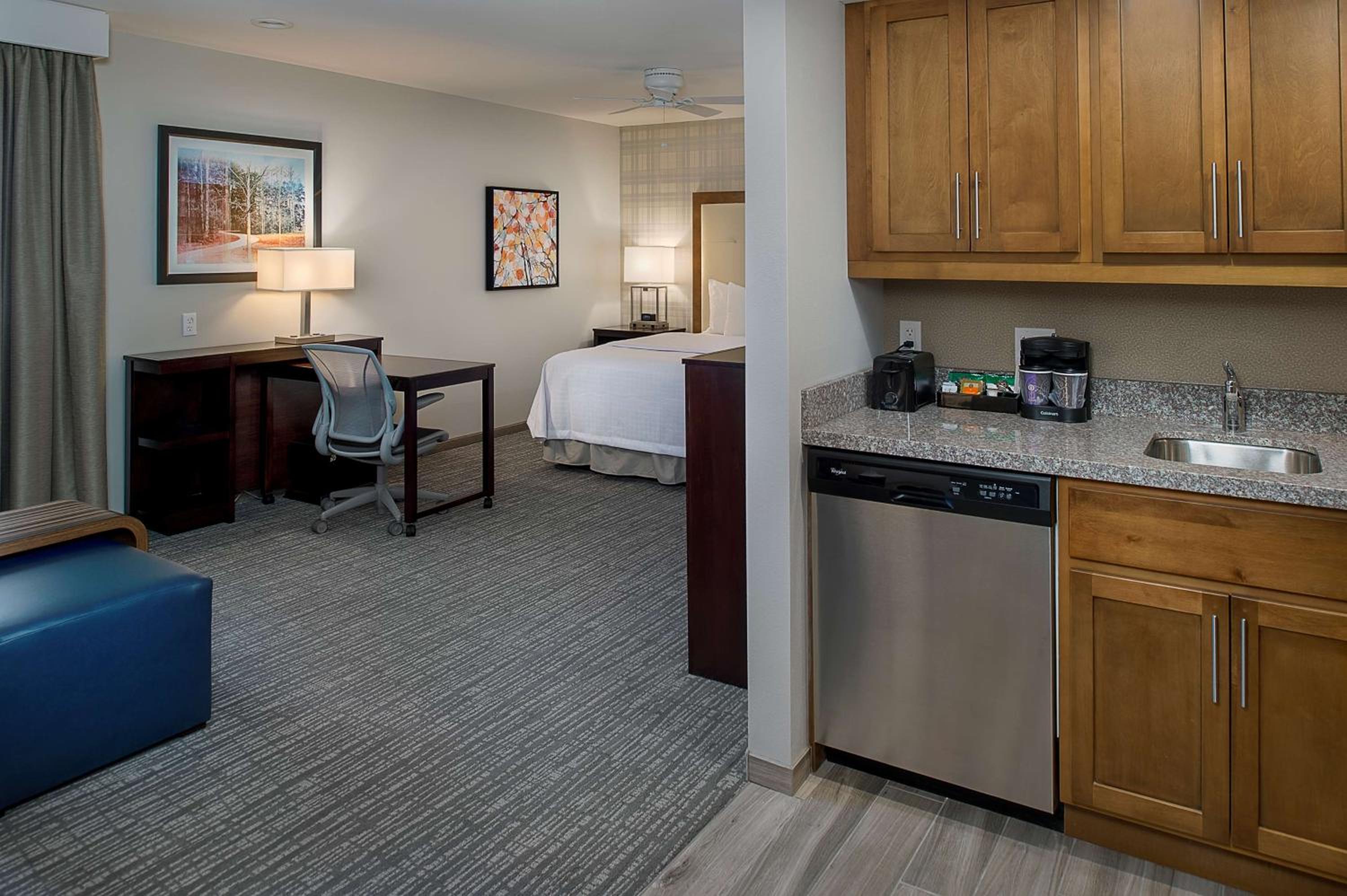 Deluxe King Studio Suite - Non-Smoking - Photo 4