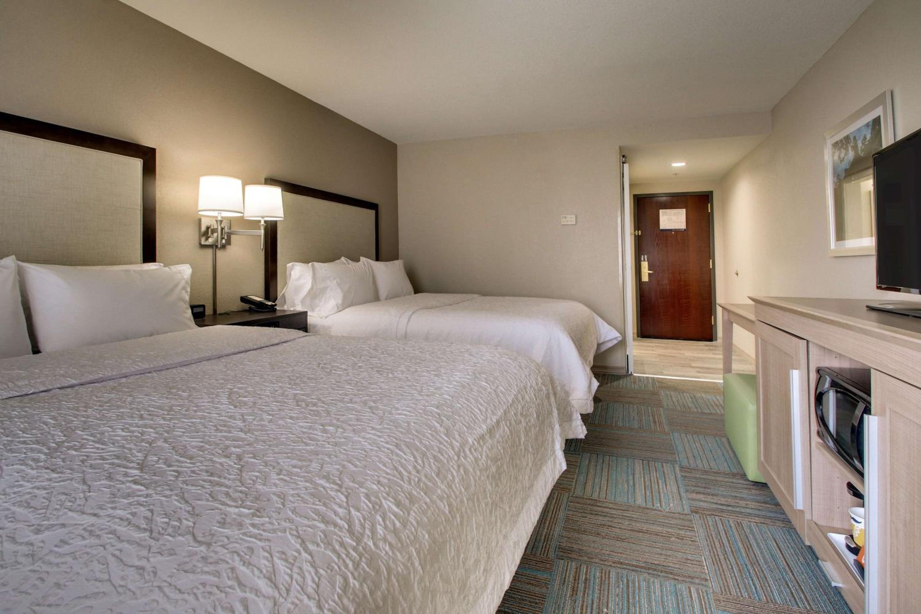 Queen Room with Two Queen Beds (4 Adults) - Photo 2