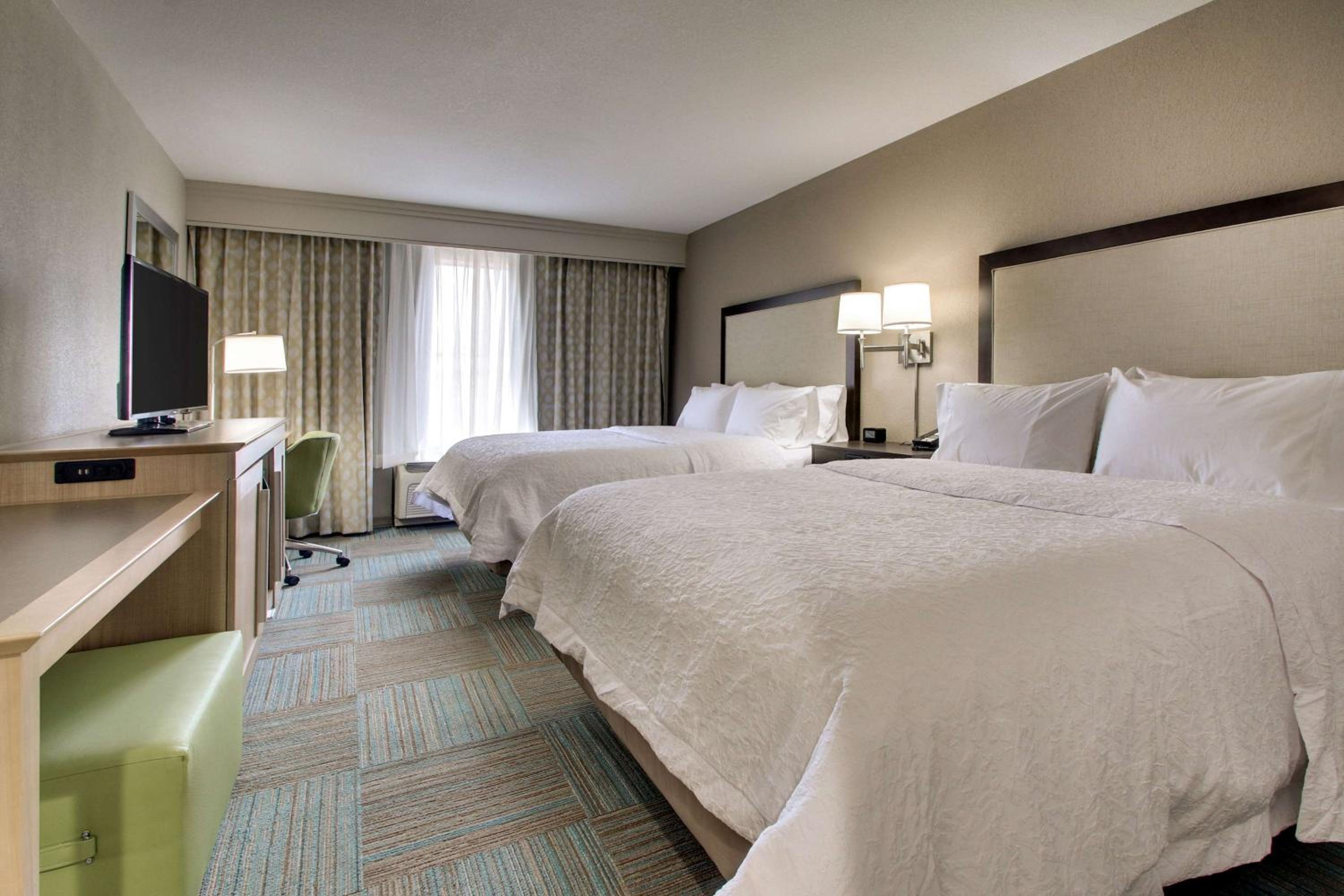 Queen Room with Two Queen Beds (4 Adults) - Photo 4