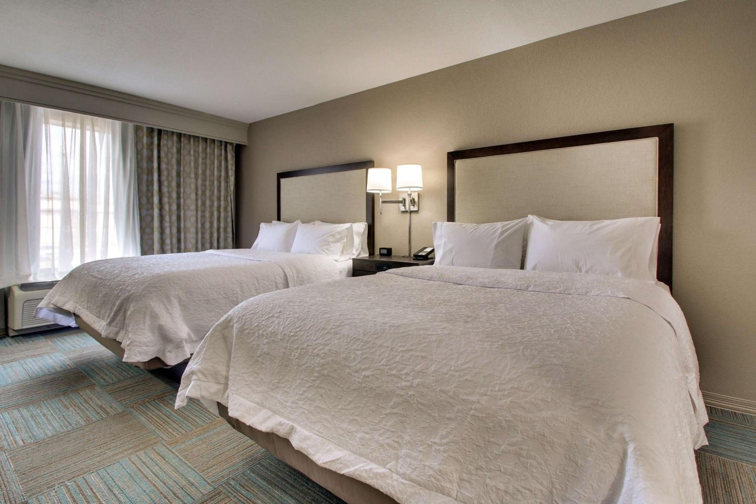 Queen Room with Two Queen Beds (4 Adults) - Photo 3
