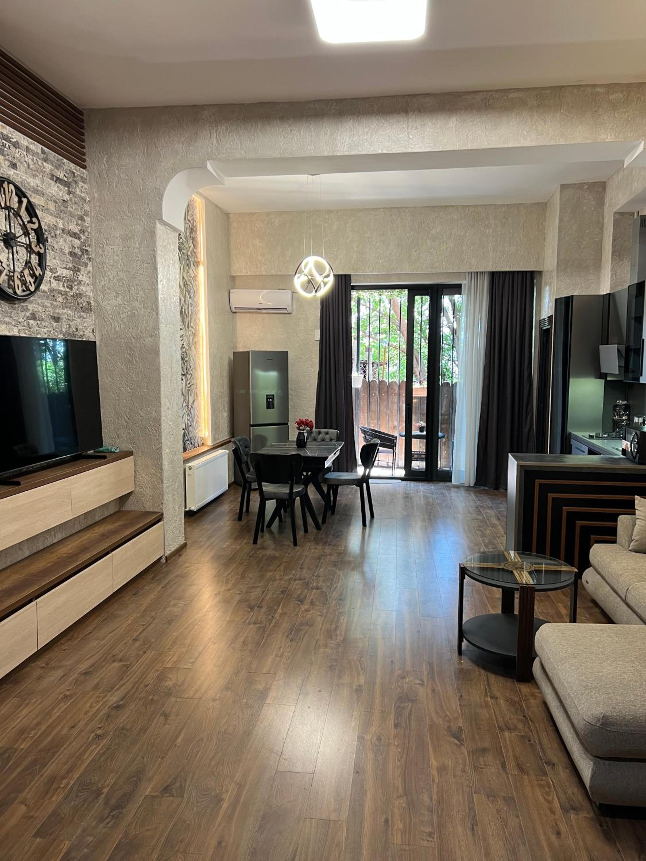 Studio Apartment - Photo 2