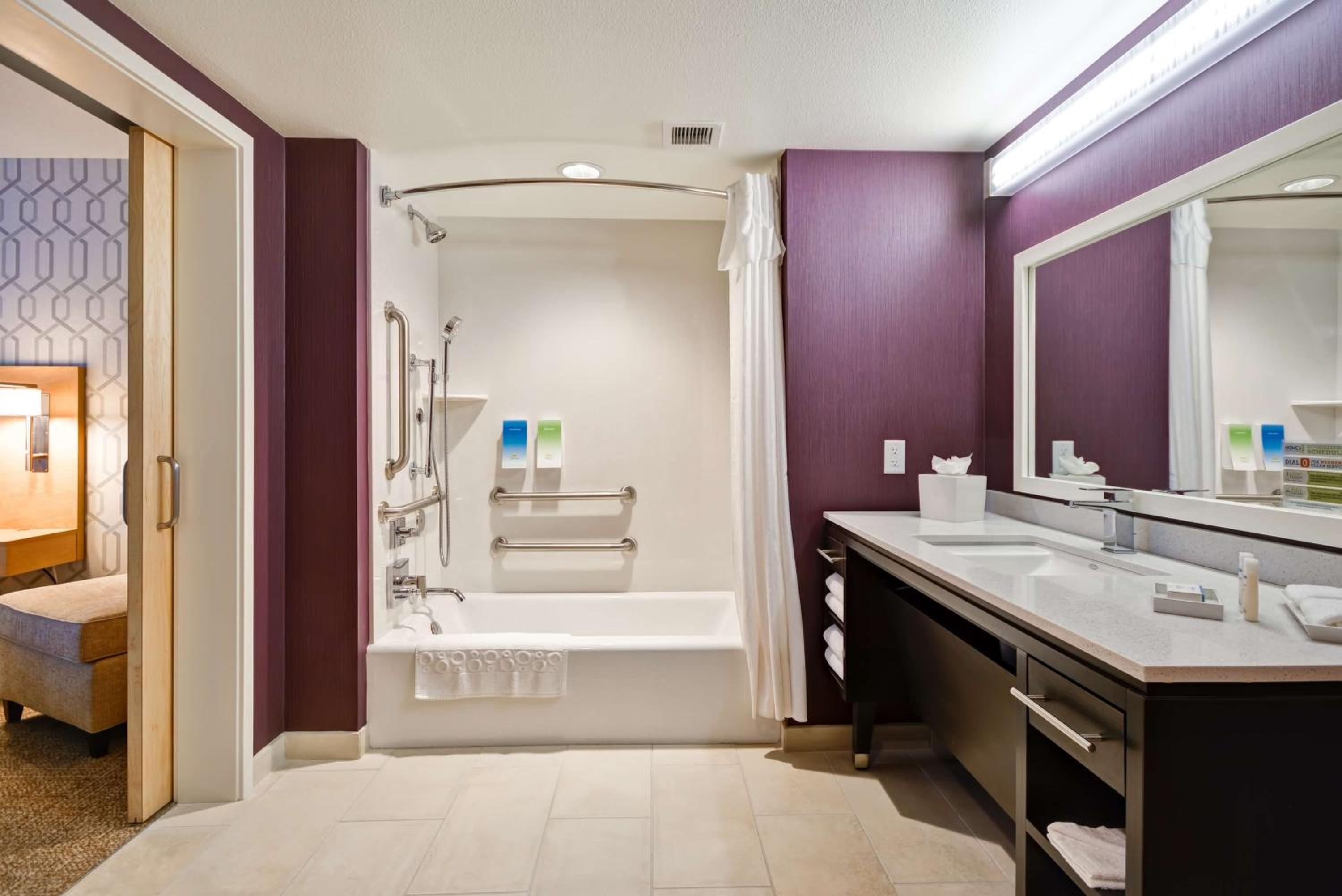 King Suite - Mobility Access/Non-Smoking - Photo 3