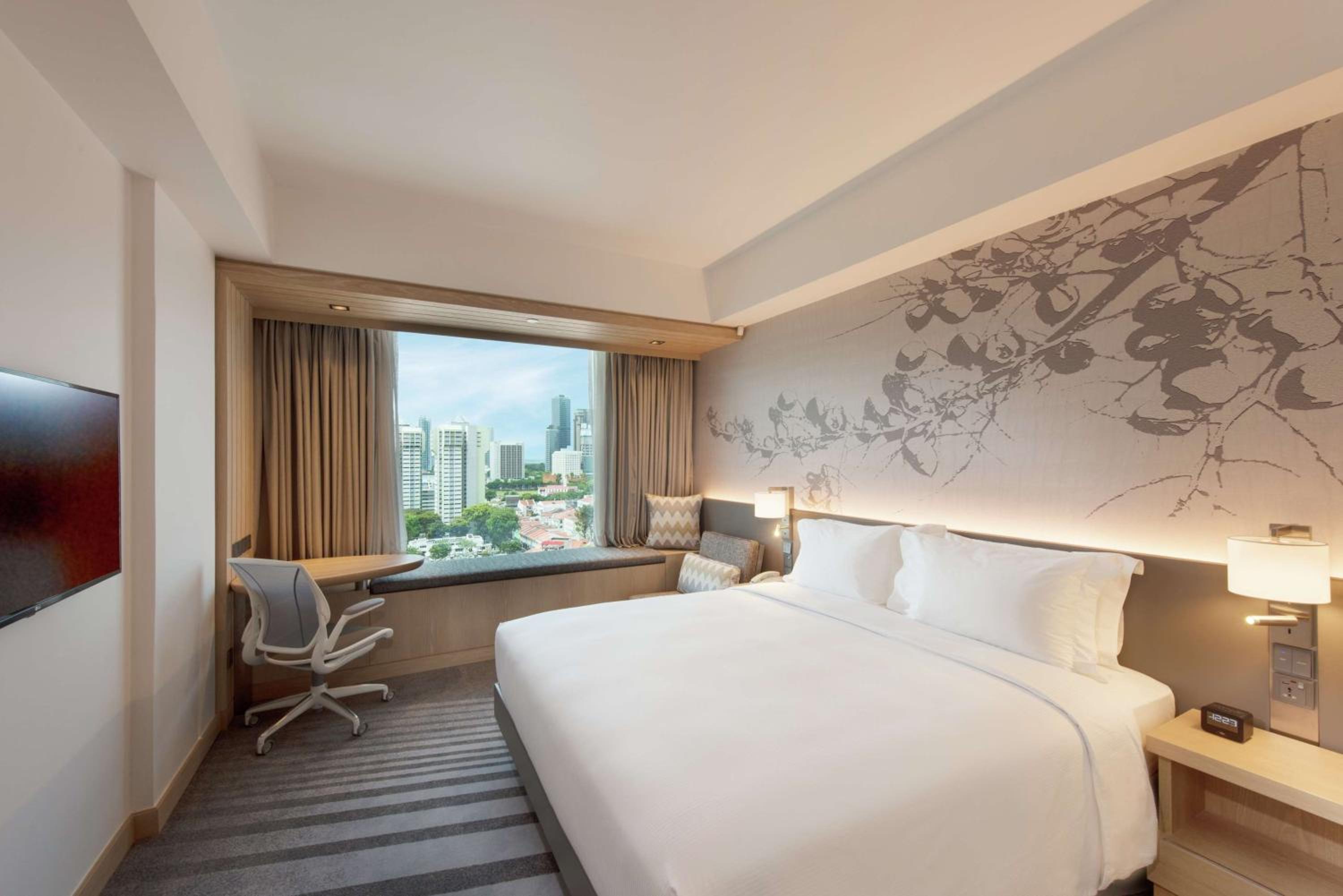 Deluxe King Room with City View photo 1
