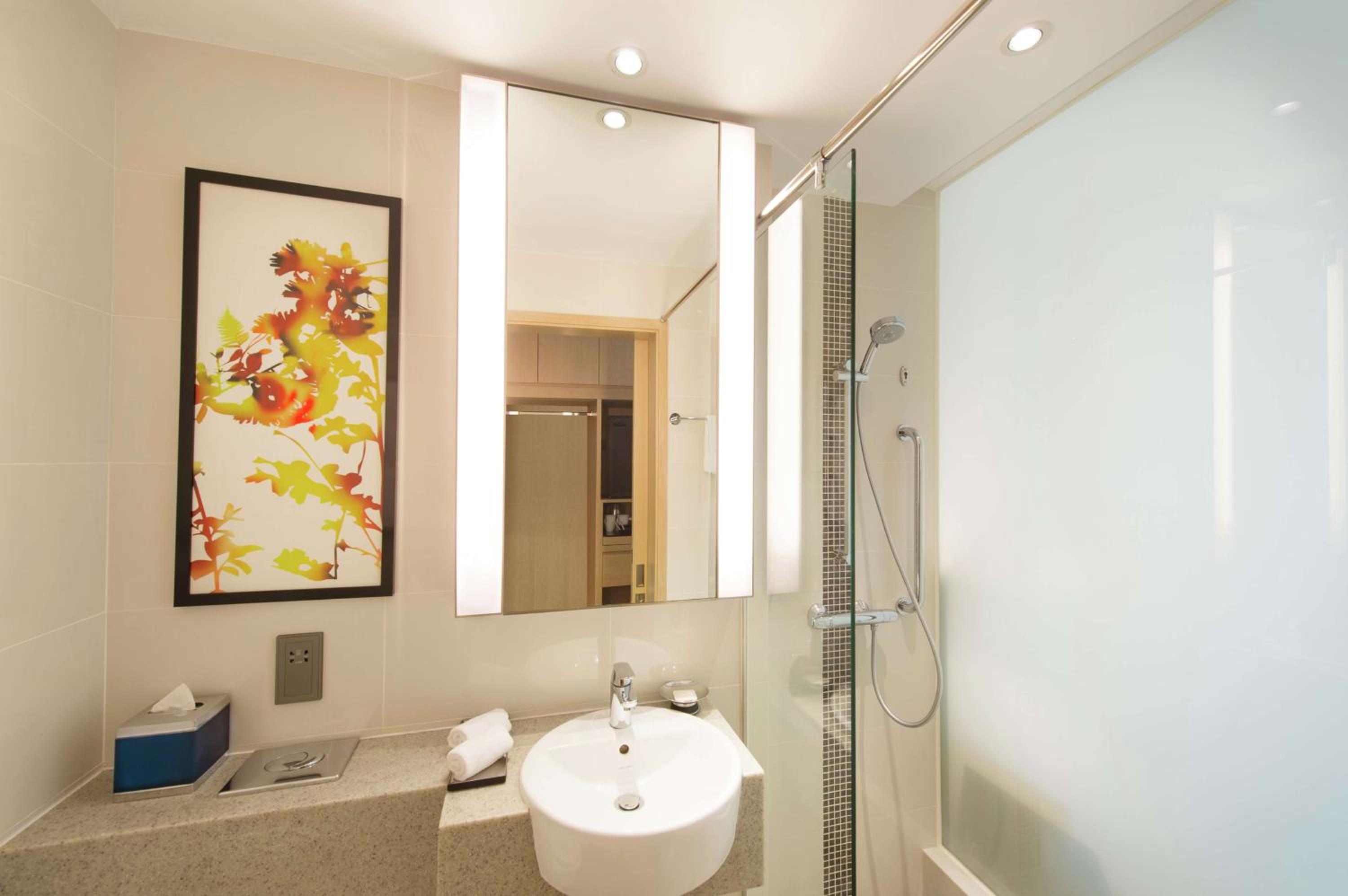 Deluxe King Room with City View photo 2