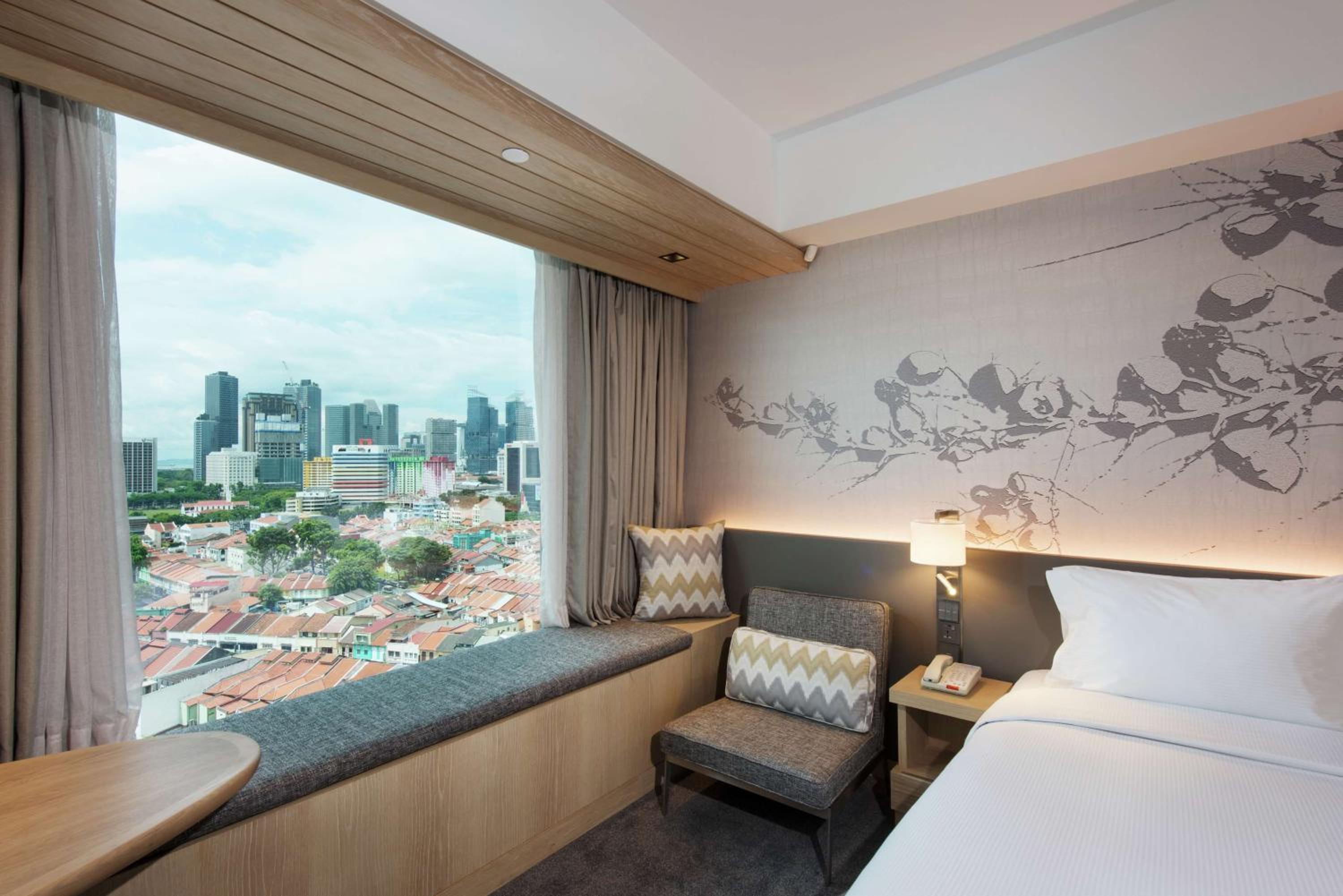 Deluxe King Room with City View photo 3