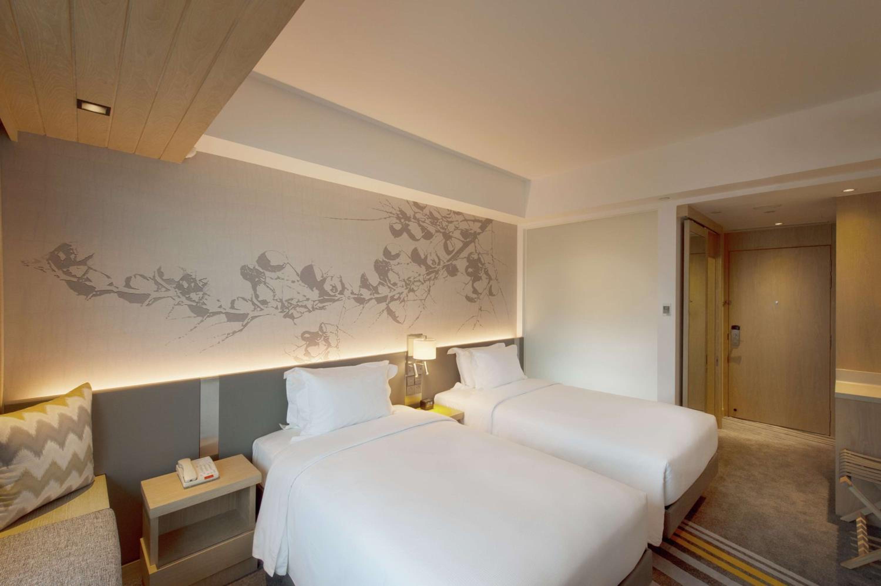Deluxe Twin Room with City View photo 3