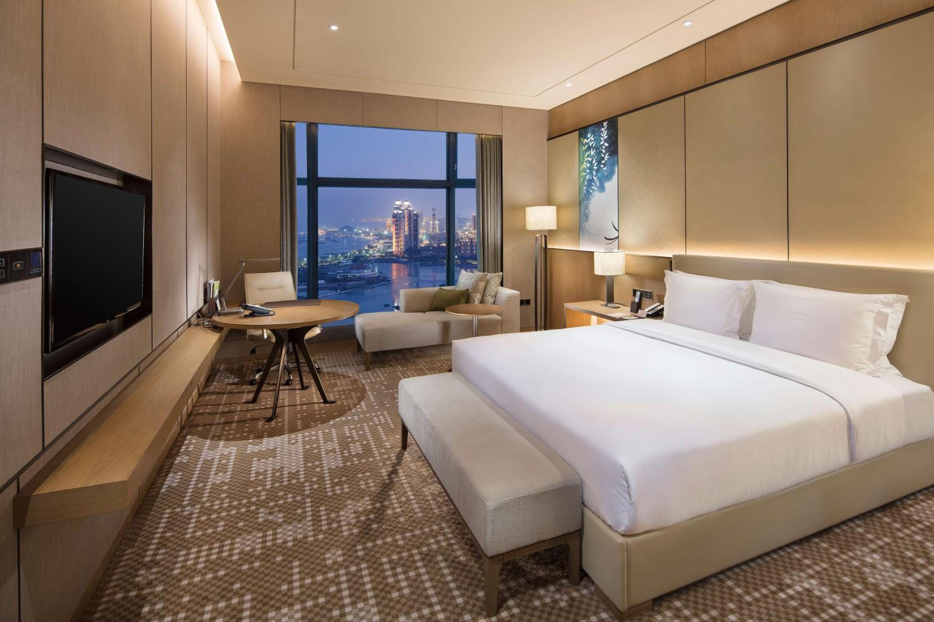 Premium King Suite with Panoramic View
