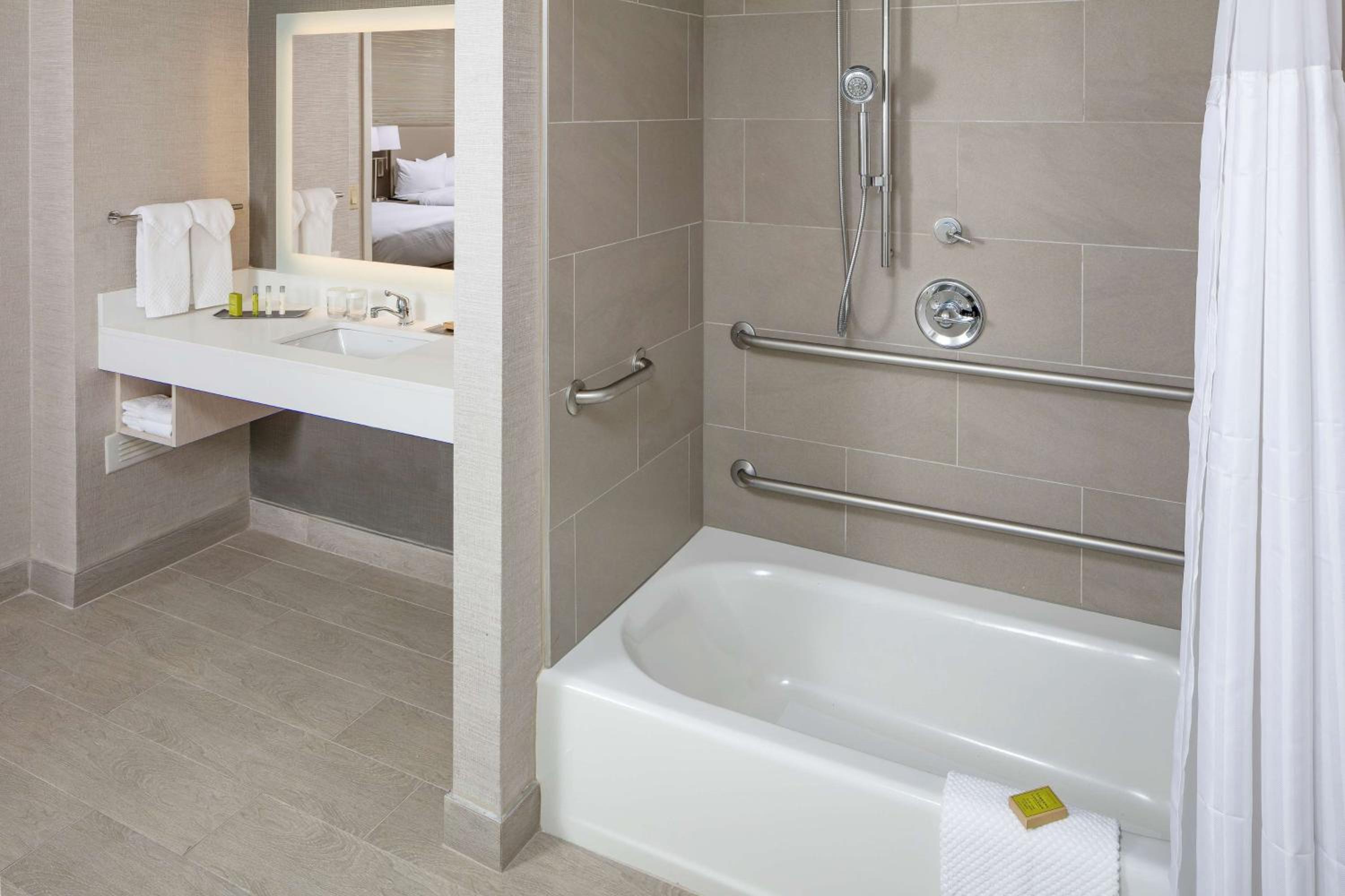 Queen Room with Two Queen Beds and Accessible Tub - Mobility Access - Photo 4