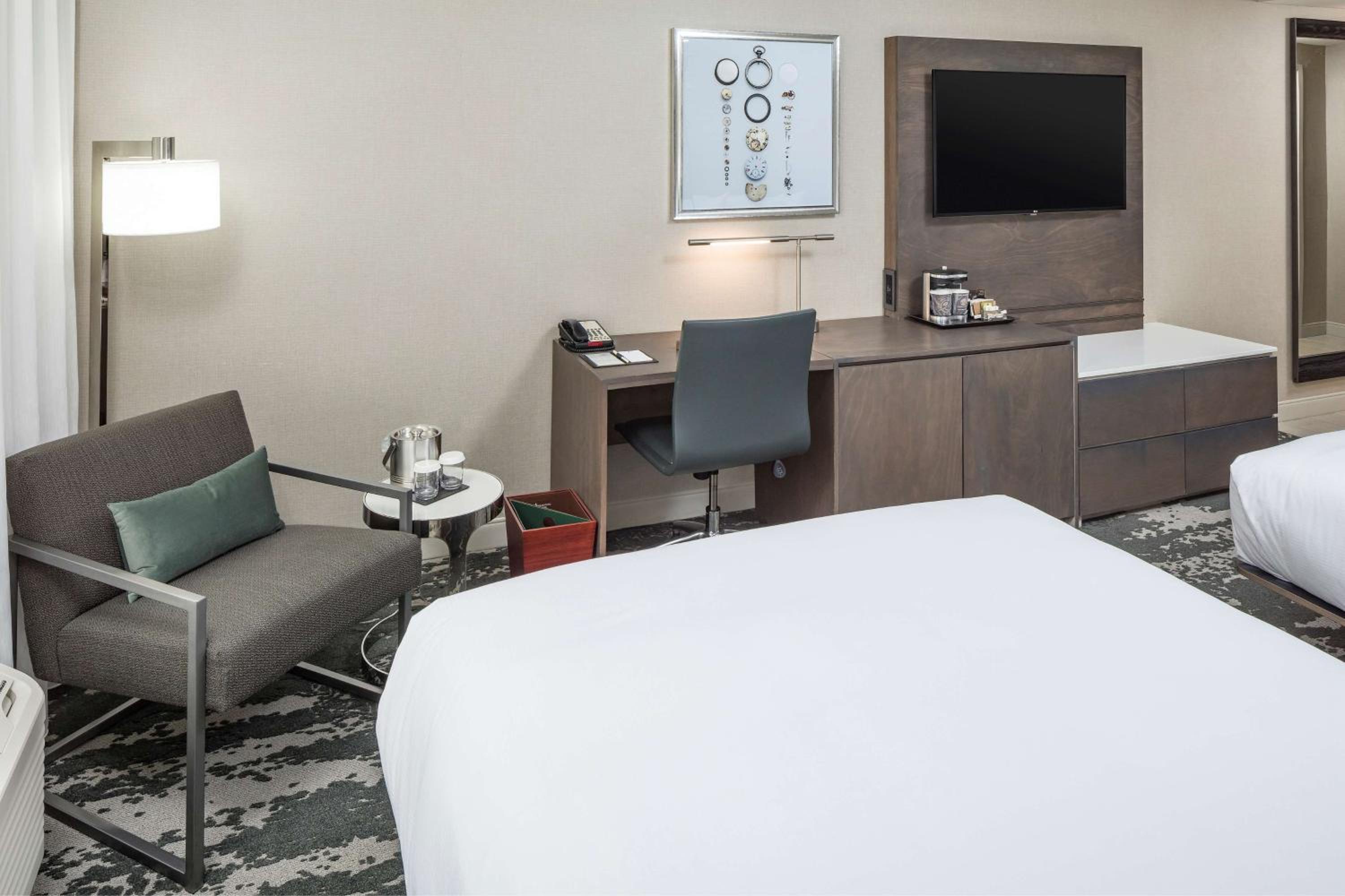 Queen Room with Two Queen Beds - Photo 9