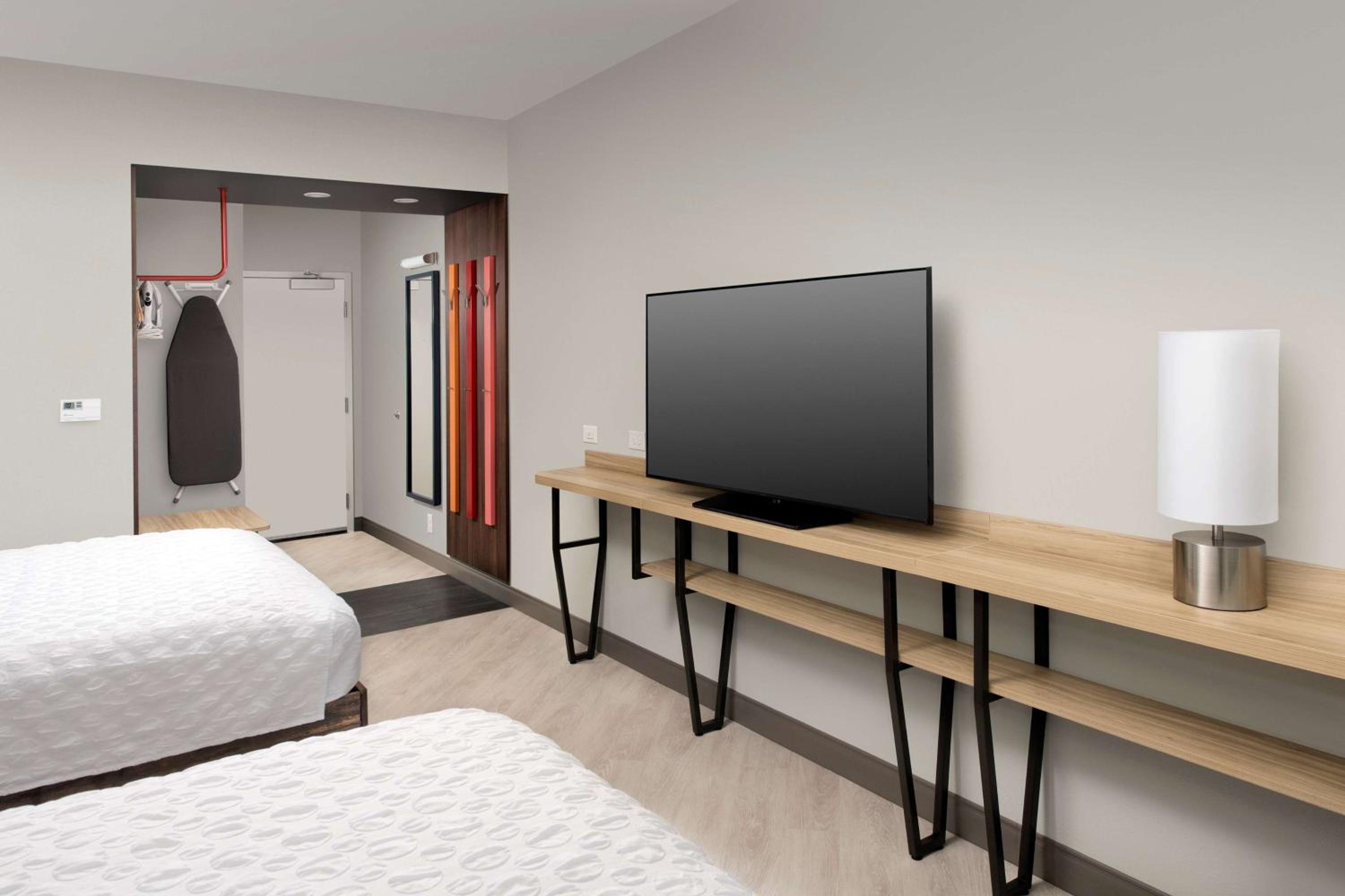 Queen Room with Two Queen Beds - Hearing Access photo 3