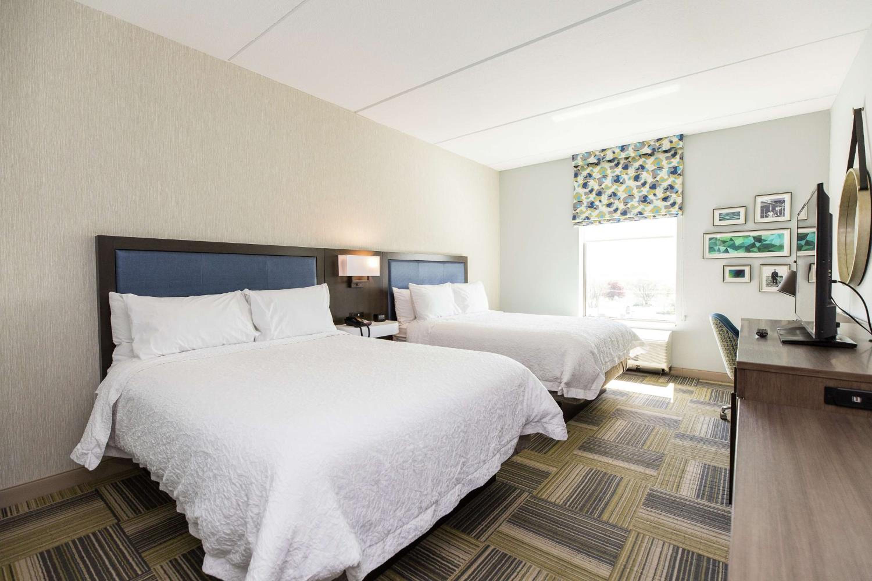 Queen Room with Two Queen Beds - Non-Smoking - Photo 3