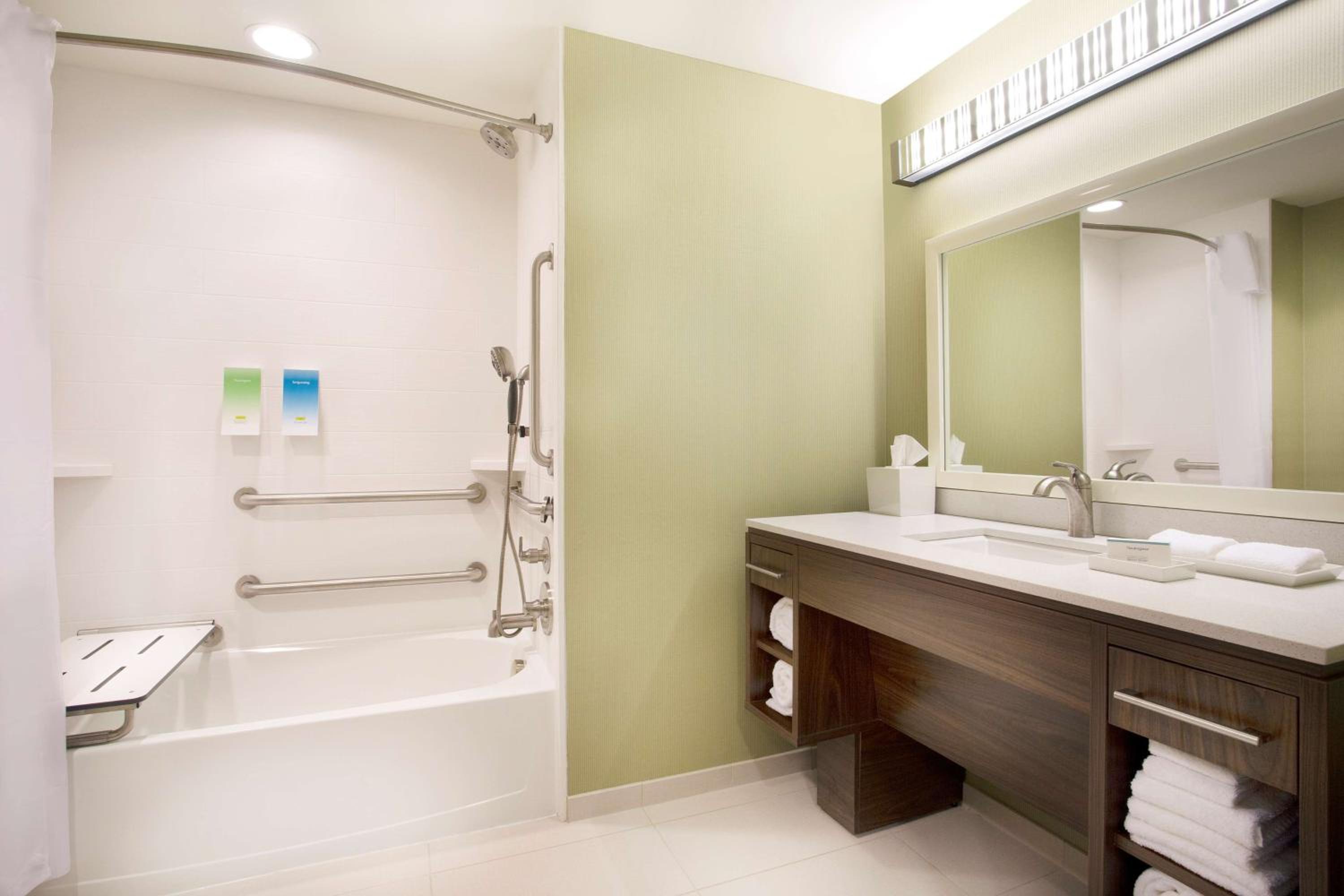 Queen Studio with Two Queen Beds - Mobility Access/Non-Smoking photo 2