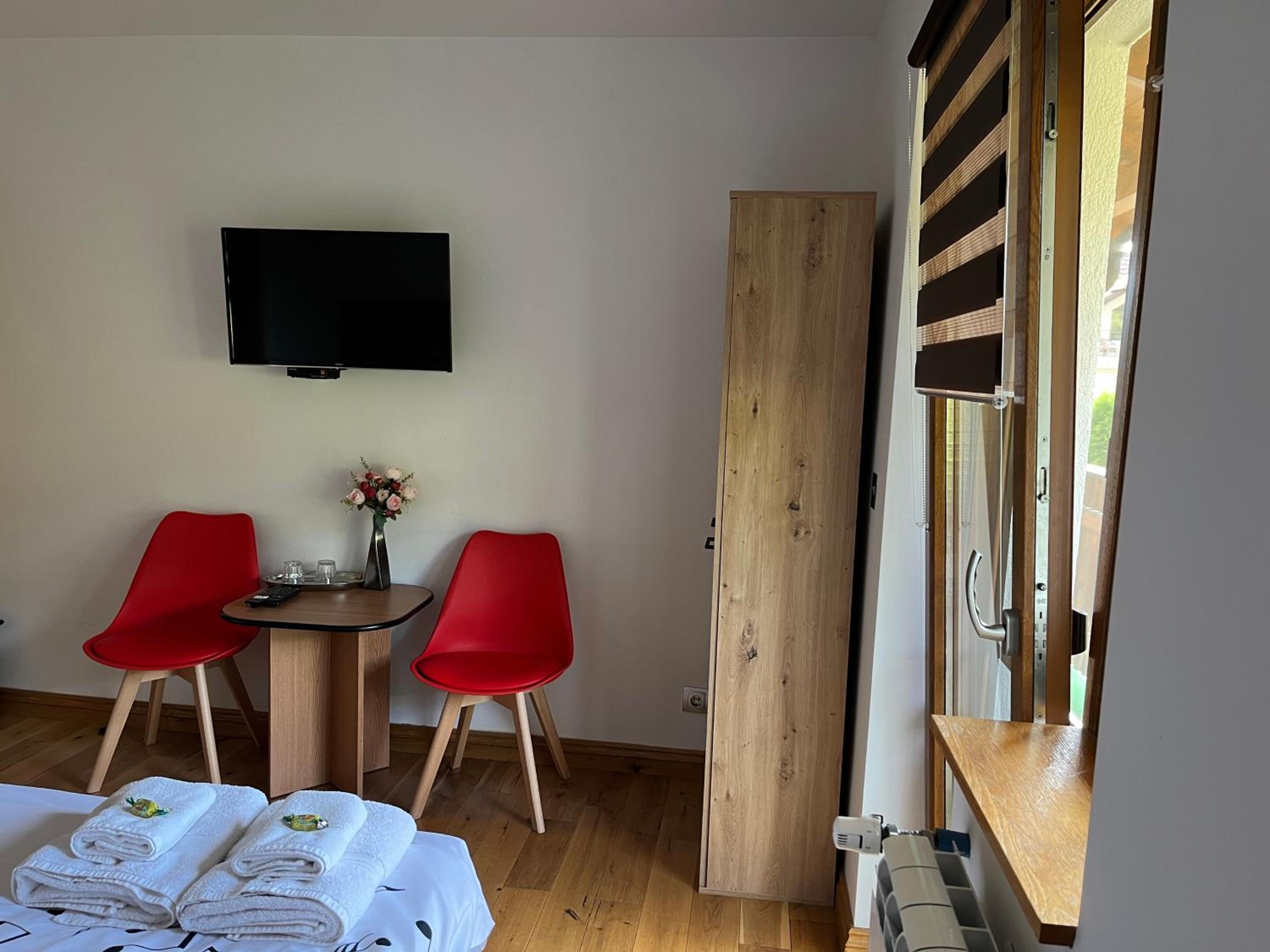 Double Room with Balcony - Photo 5