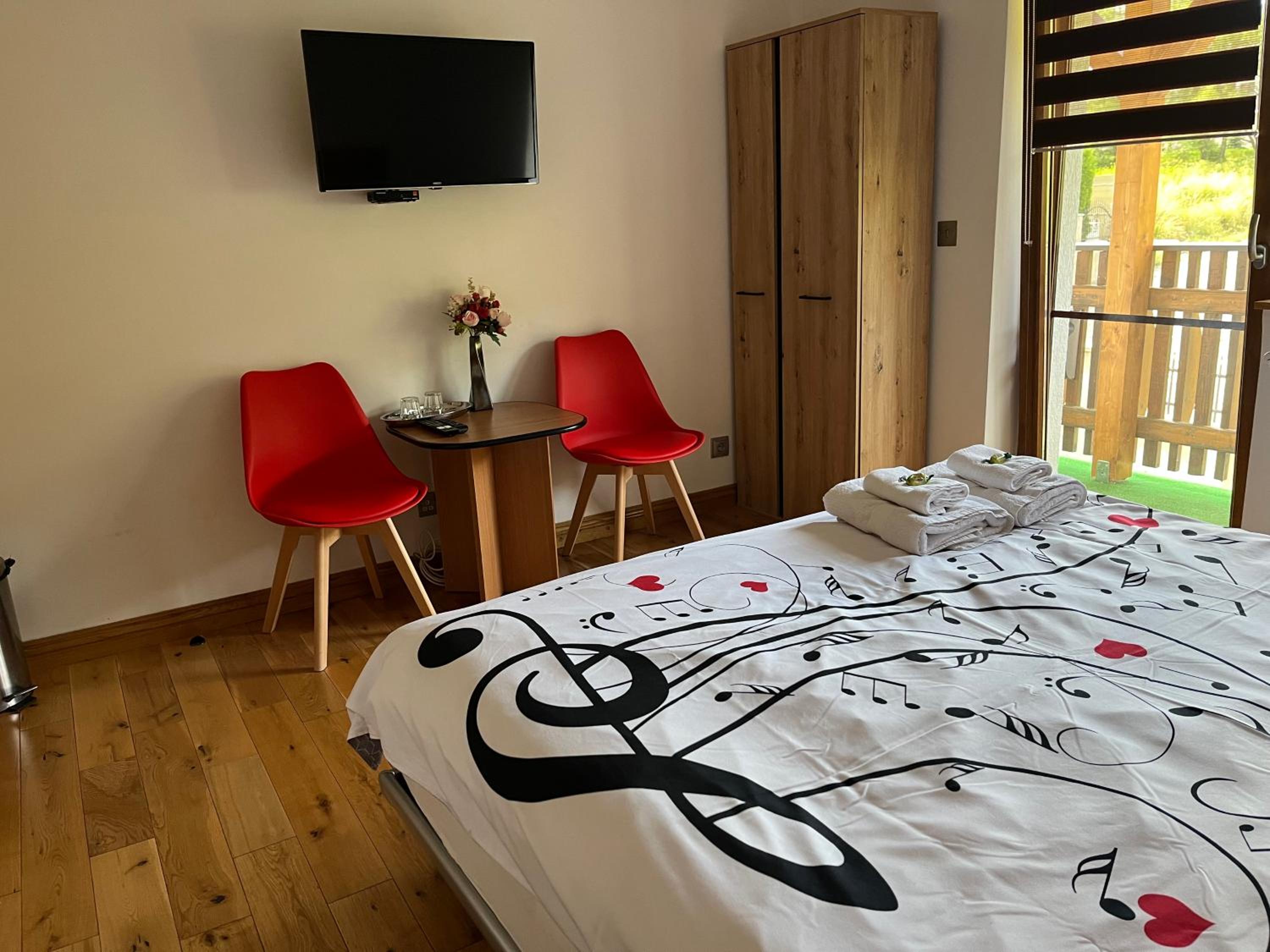 Double Room with Balcony - Photo 3