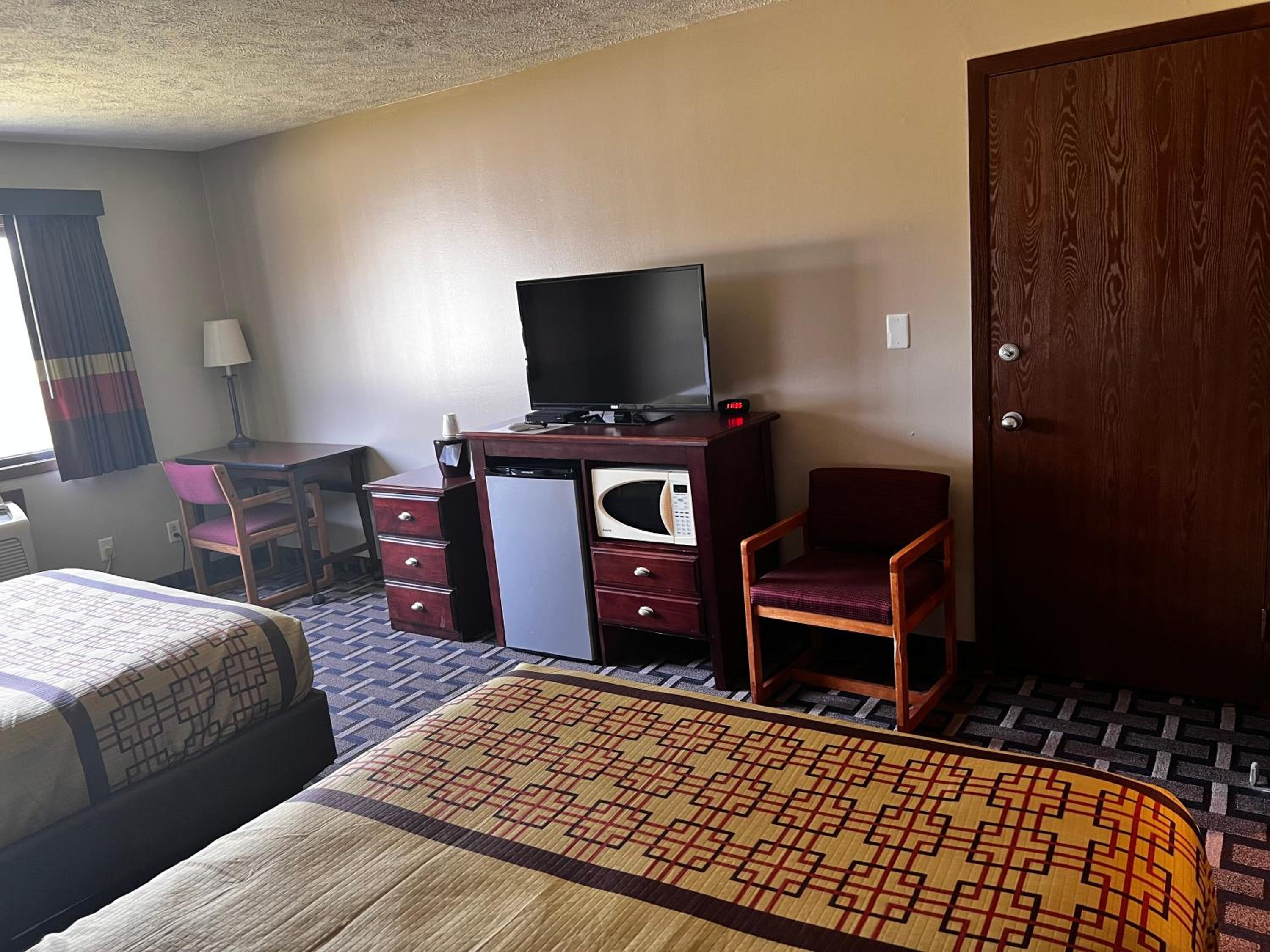 Queen Room with Two Queen Beds - Photo 8