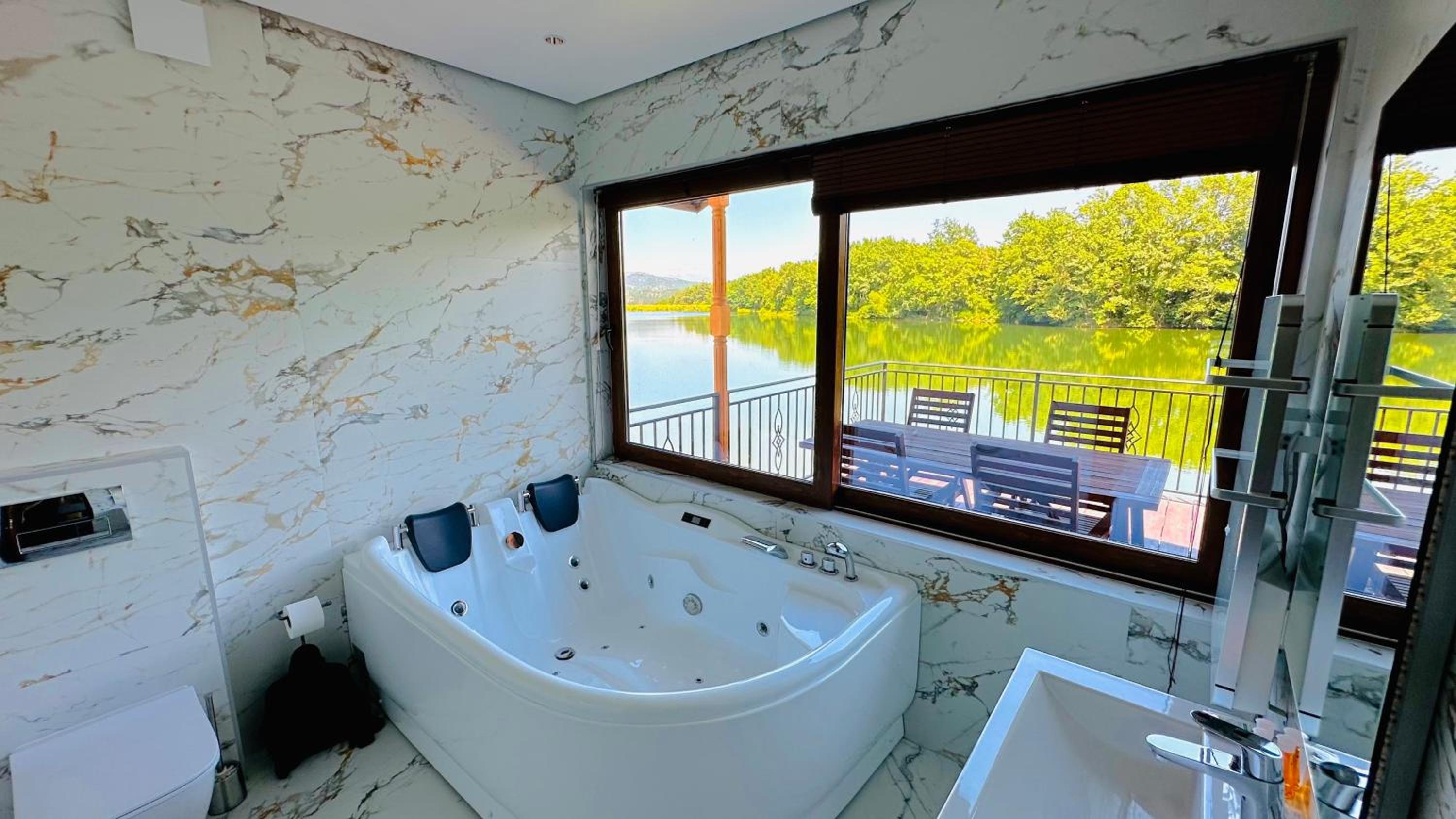 Premium Quadruple Room - Photo 10