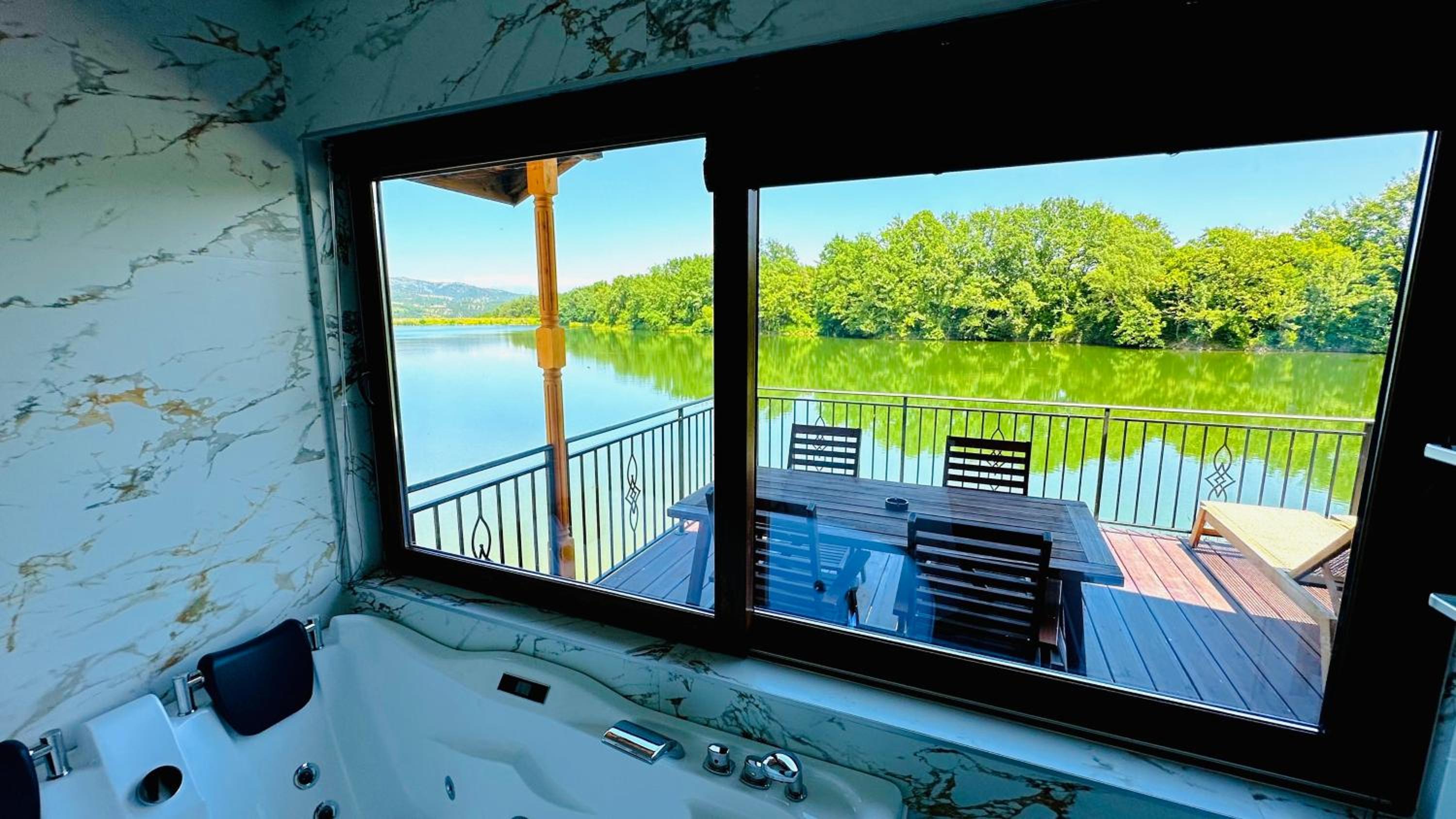 Premium Quadruple Room - Photo 11