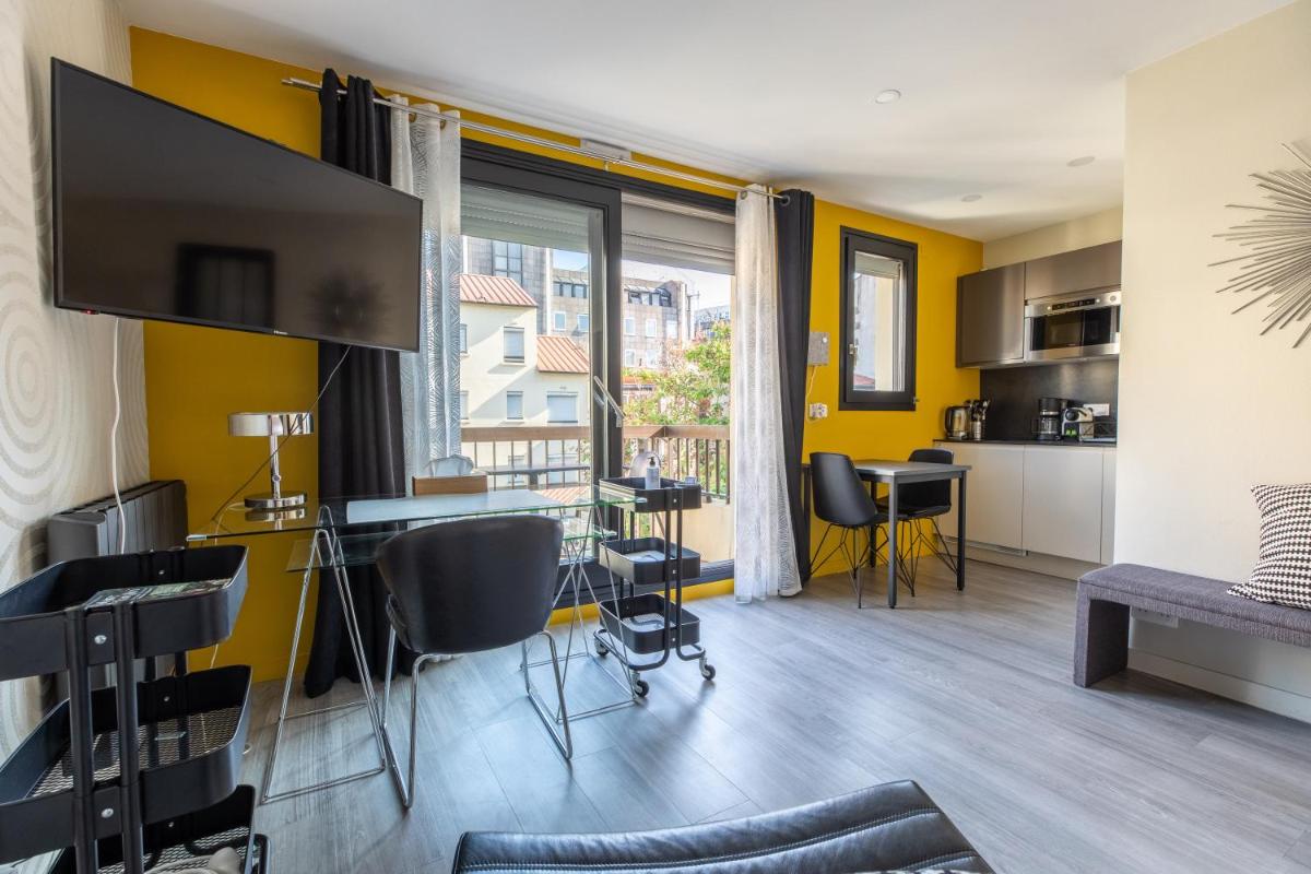 Studio with Balcony and Parking photo 2