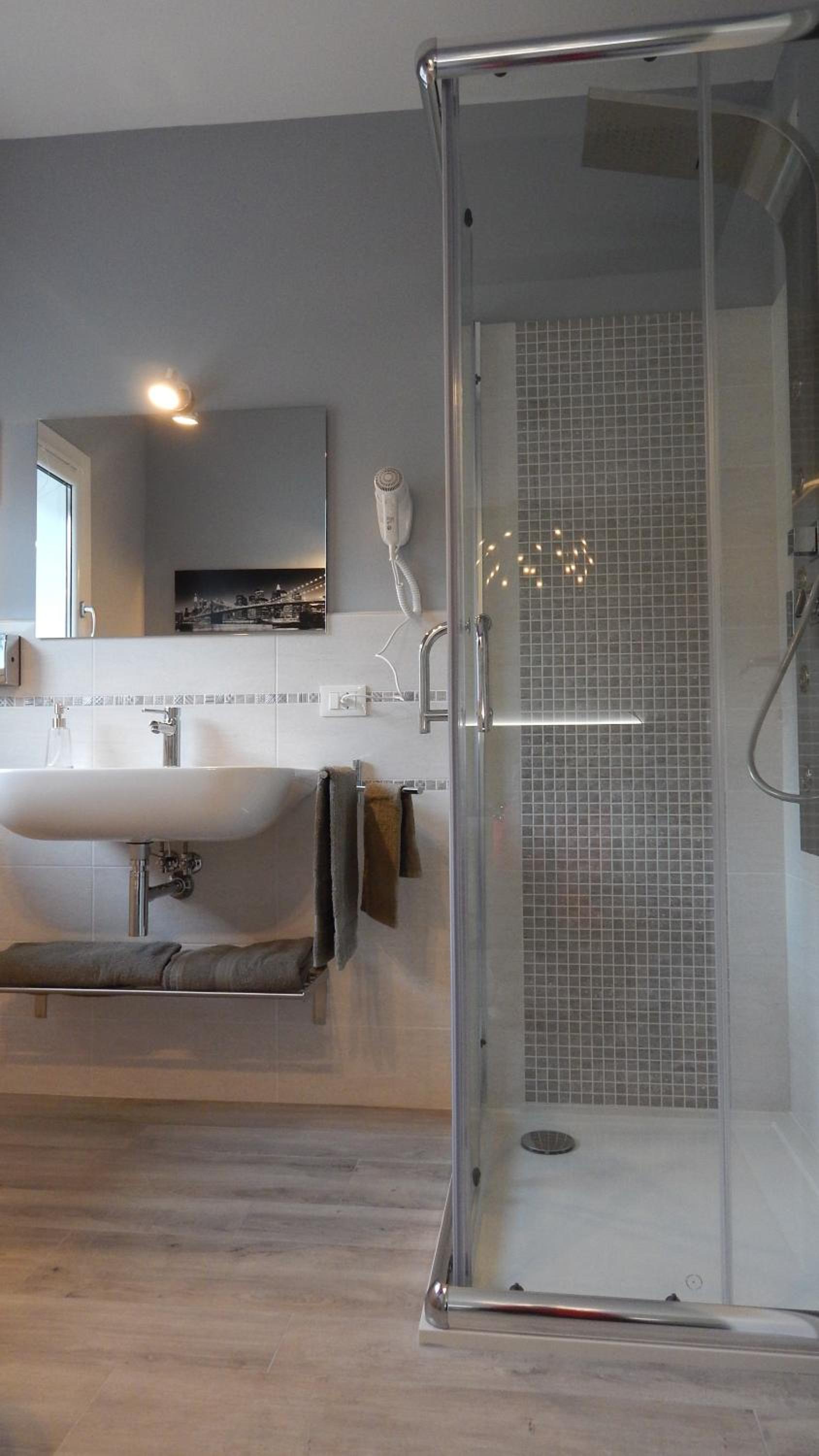 Double or Twin Room with Private Bathroom photo 3