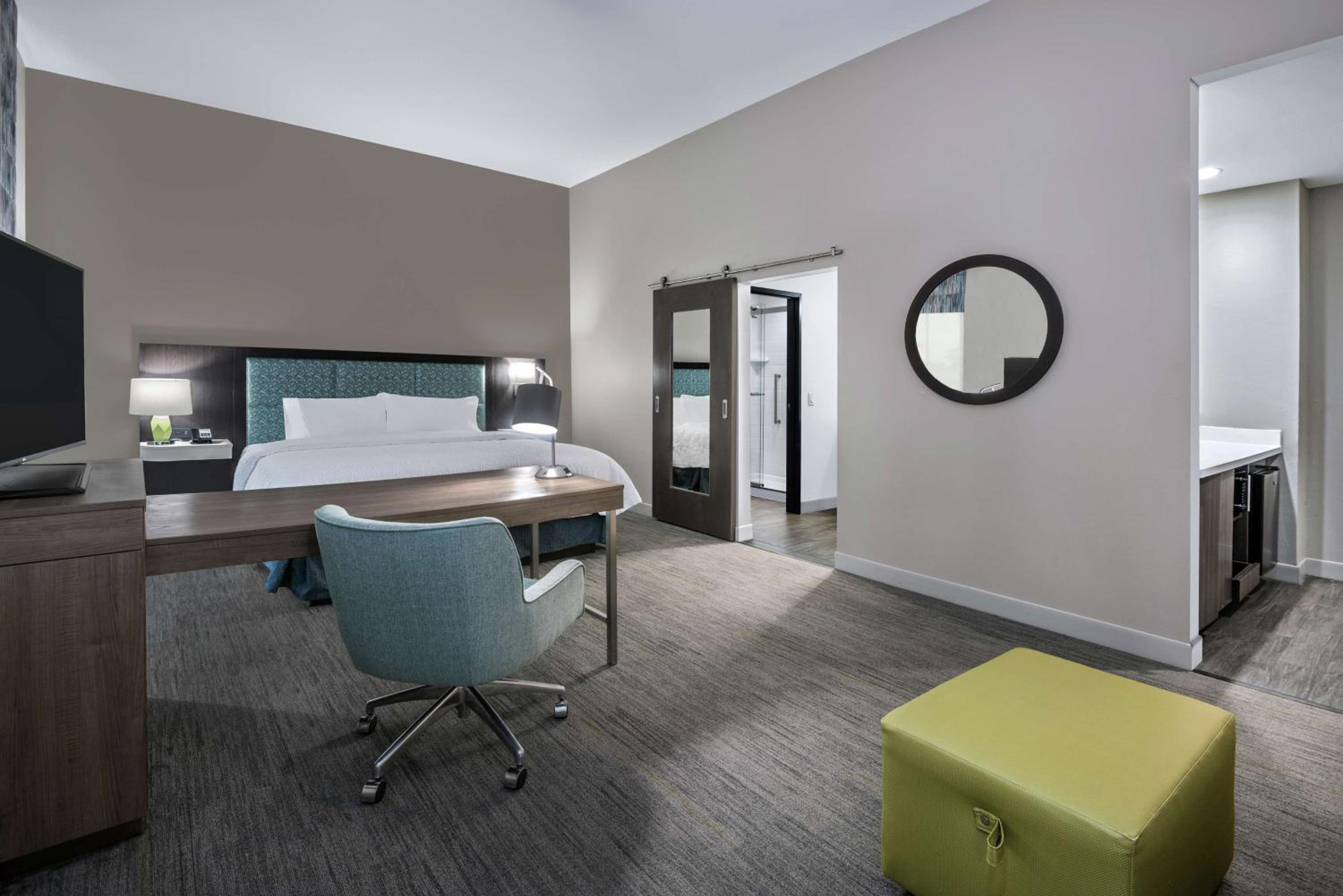 Room, 1 King Bed, Non Smoking (Drinks and Snacks) thumbnail 5
