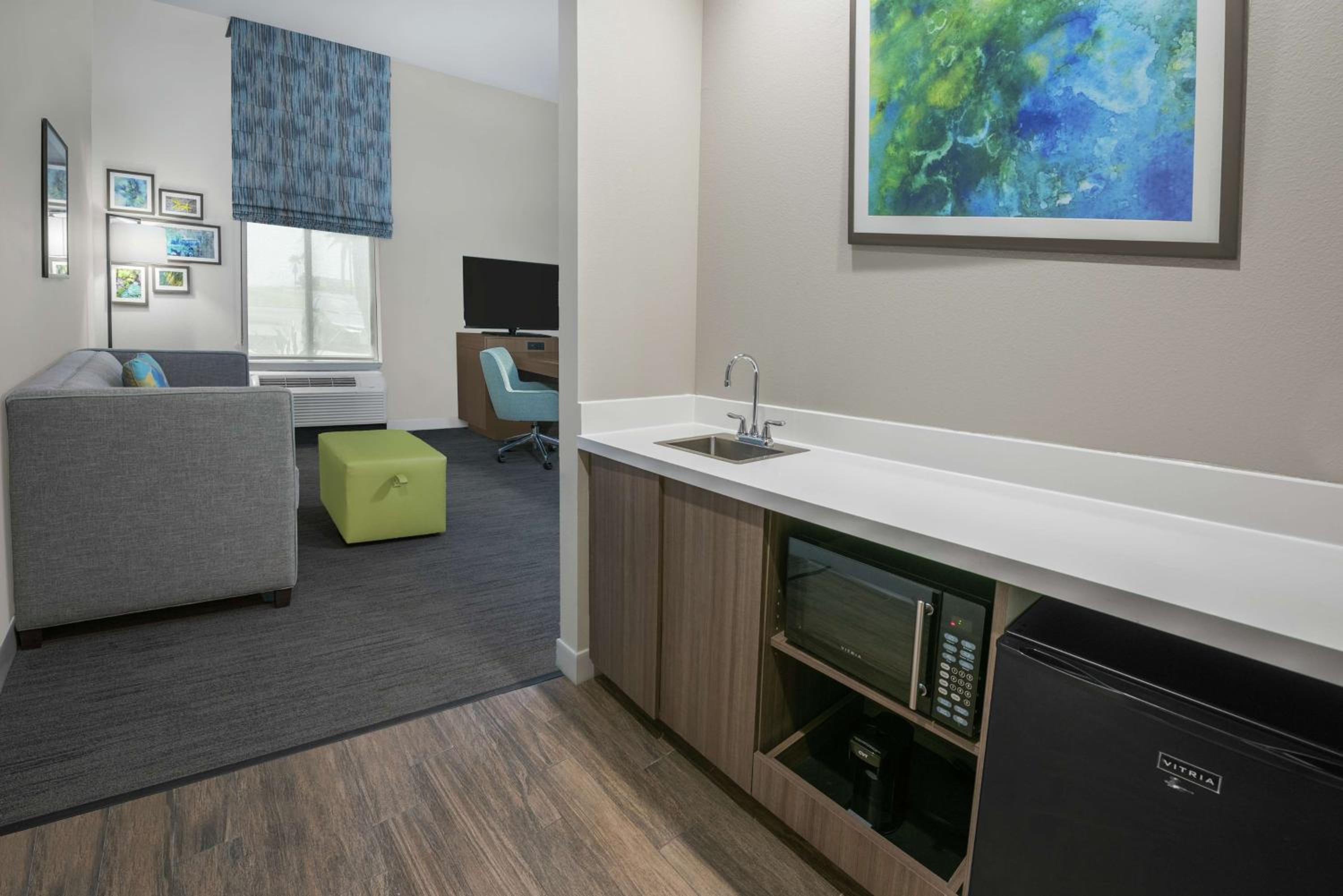 Room, 1 King Bed, Non Smoking (Drinks and Snacks)