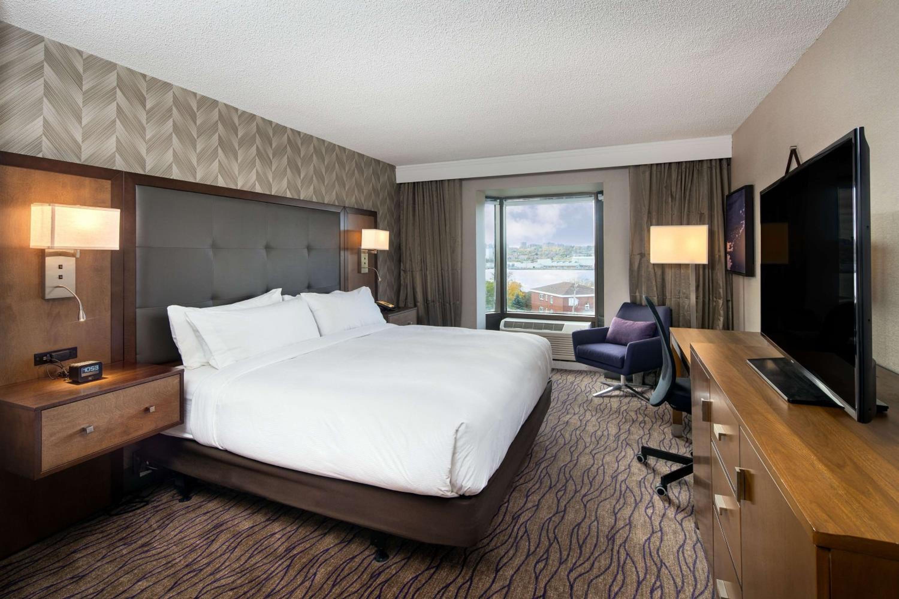 King Room With Roll-In Shower - Mobility Access
