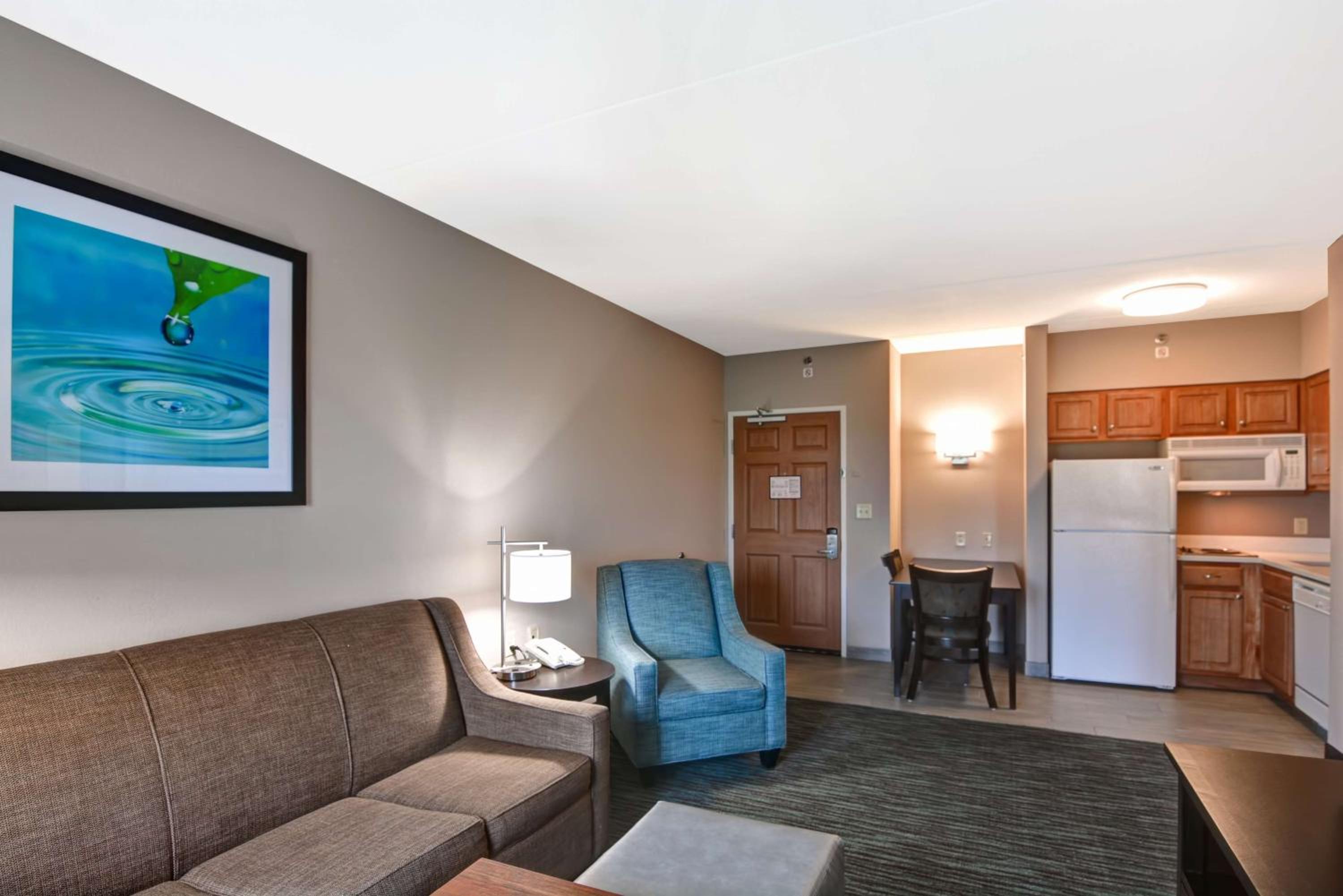 One-Bedroom Queen Suite with Two Queen Beds - Non-Smoking
