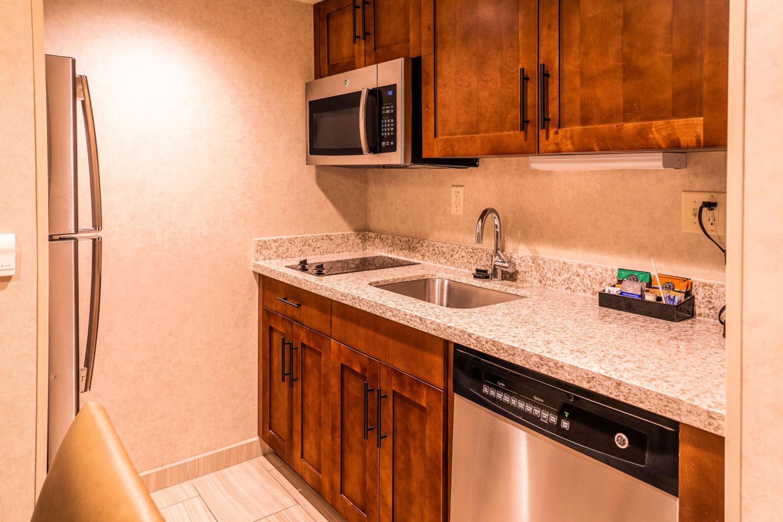 King Suite - Hearing Access/Non-Smoking photo 2