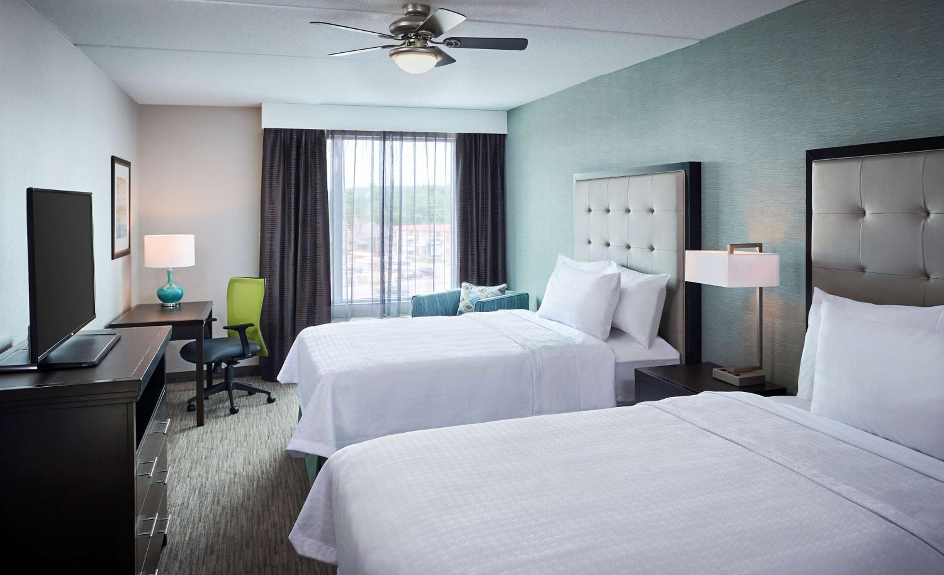 One-Bedroom Queen Suite with Two Queen Beds - Non-Smoking photo 2