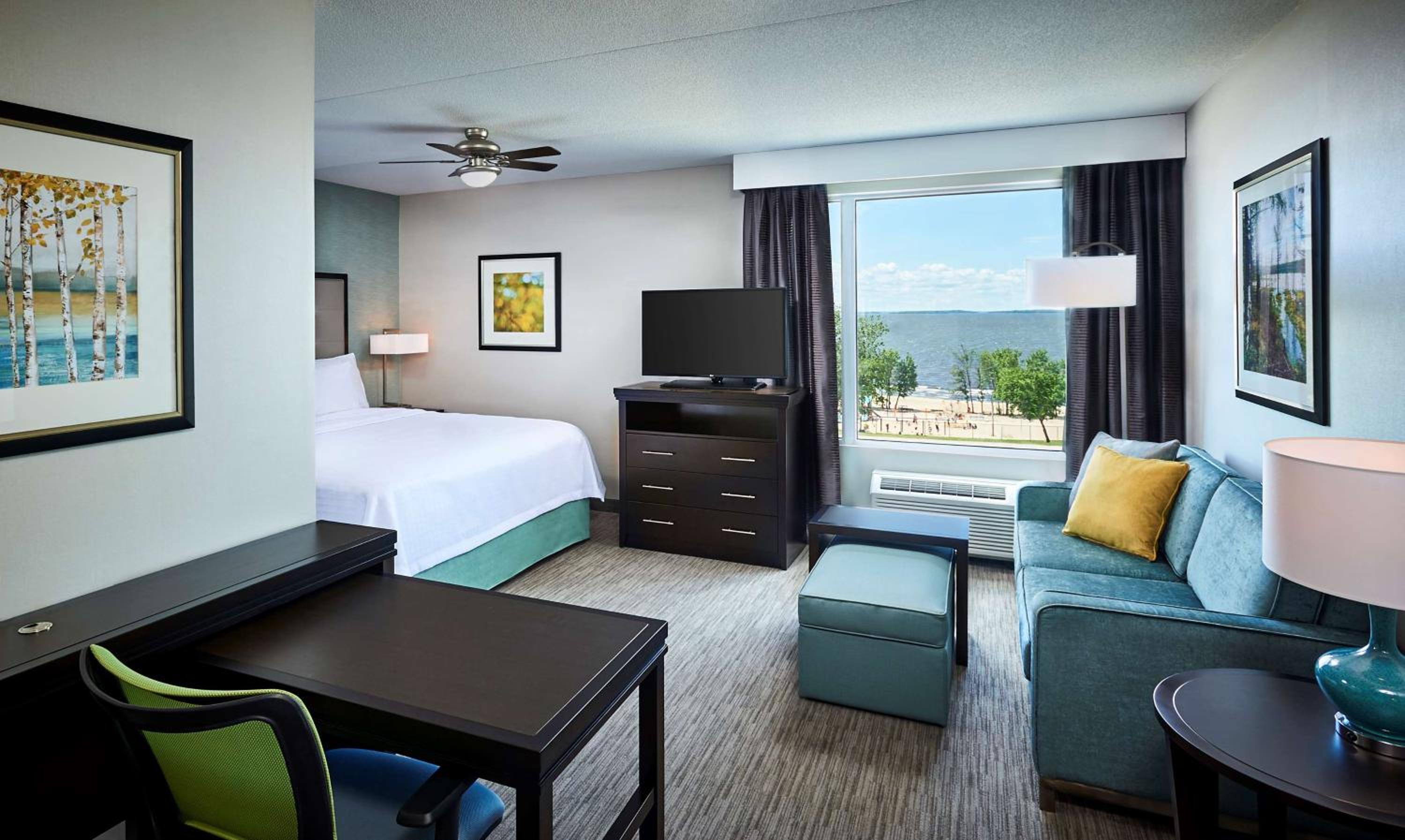 King Studio Suite with Lake View - Non-Smoking photo 2