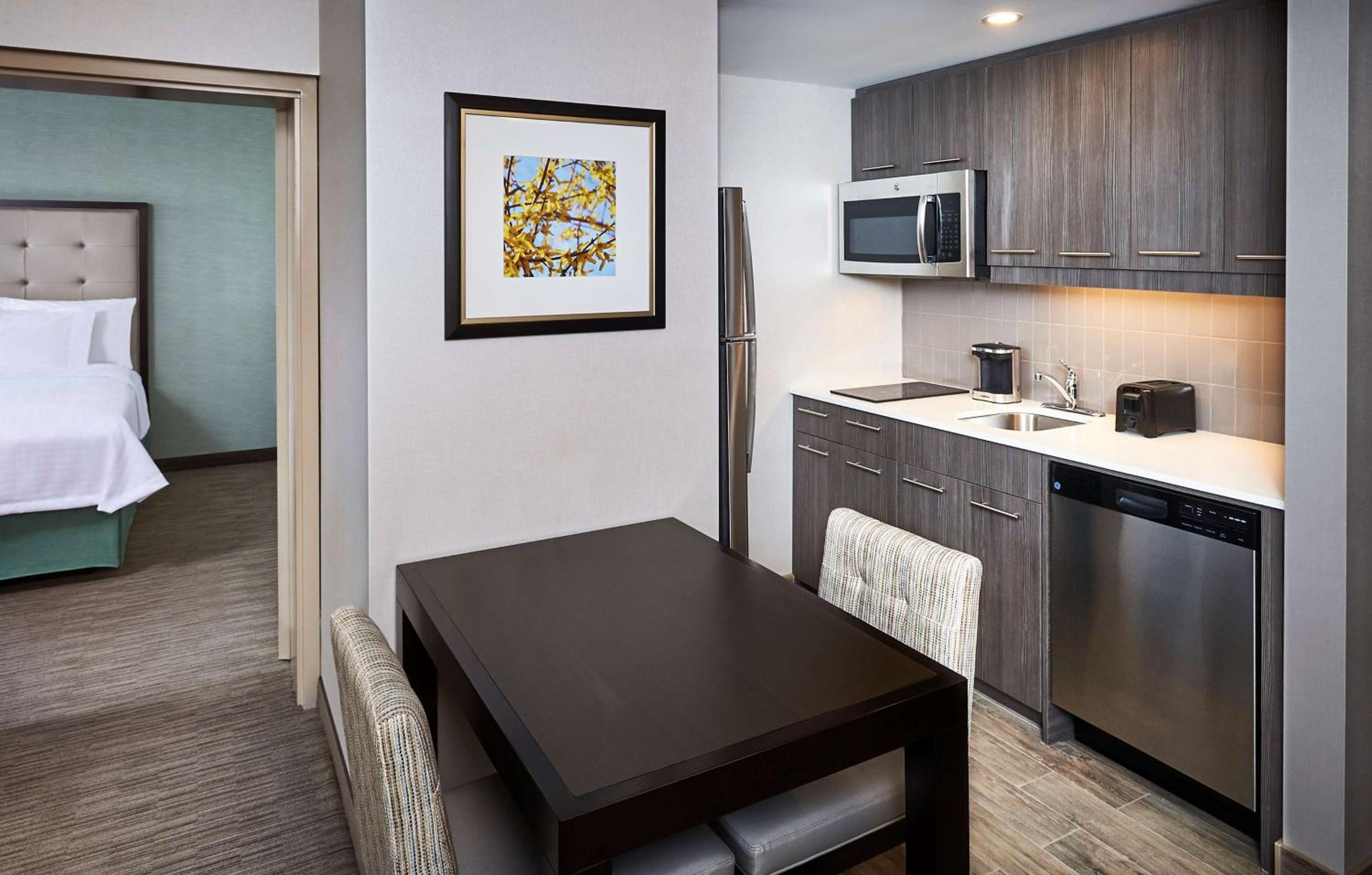 One-Bedroom Queen Suite with Two Queen Beds - Non-Smoking photo 3