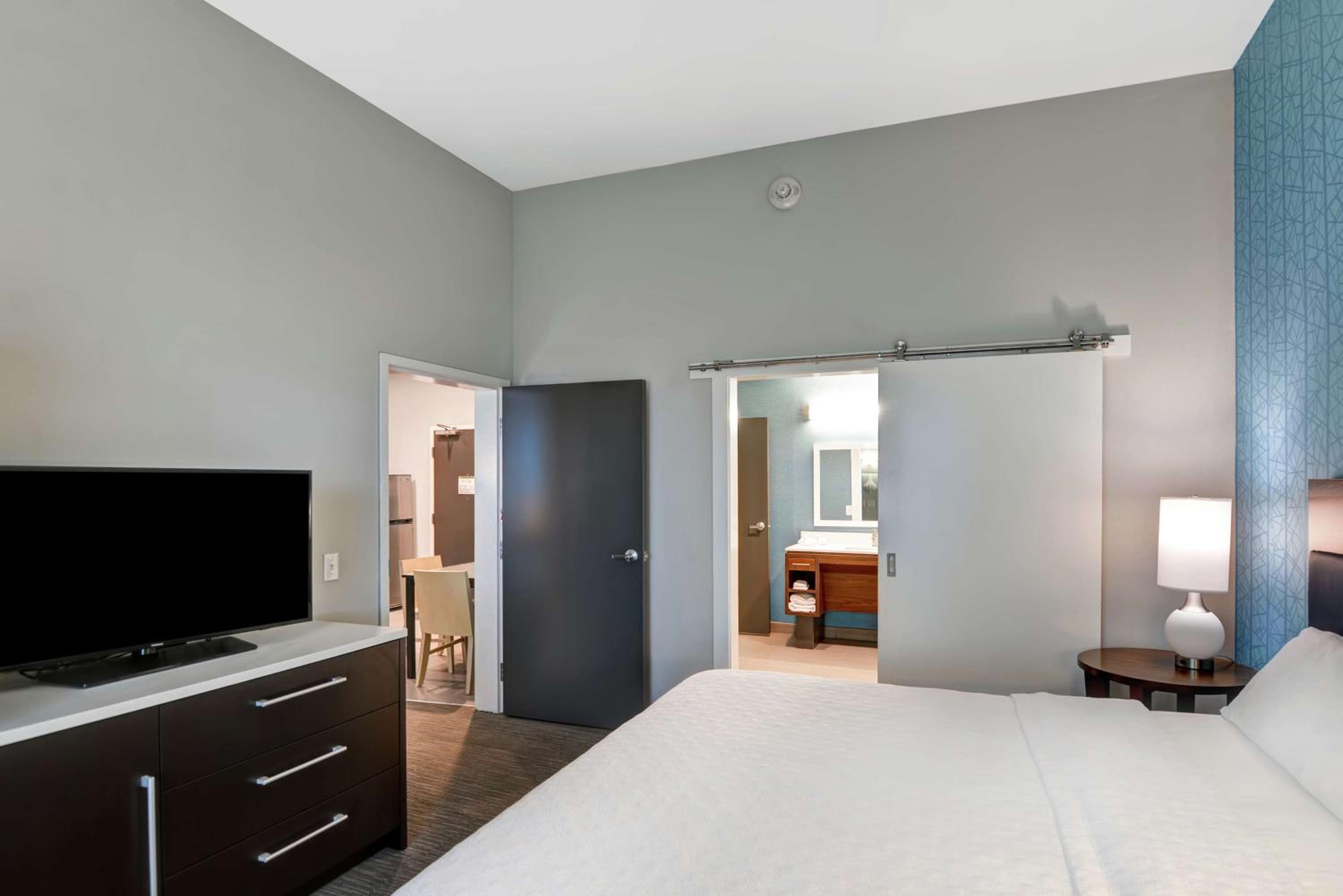King Suite - Mobility Access/Non-Smoking photo 2