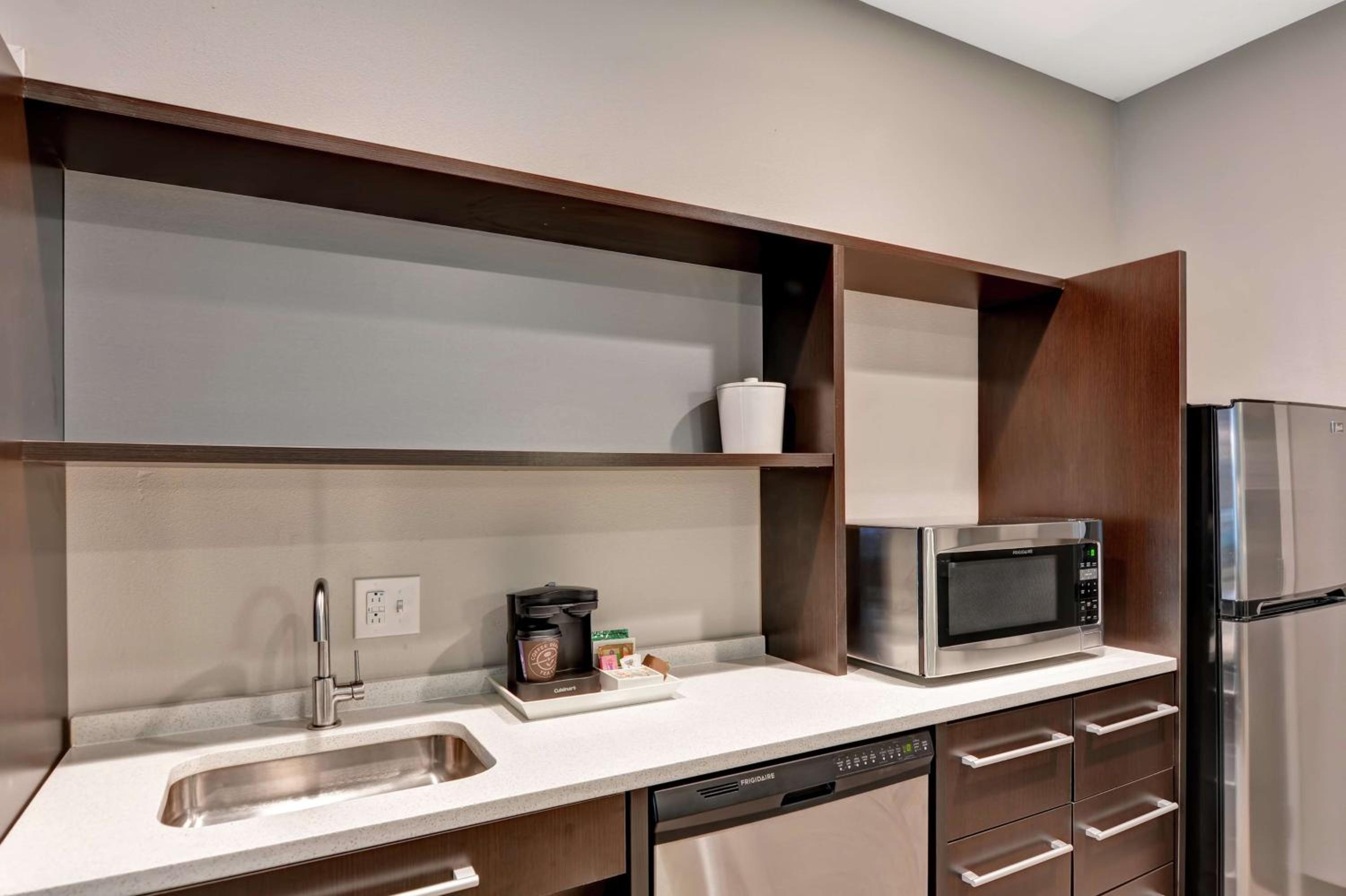 King Suite - Mobility Access/Non-Smoking photo 3