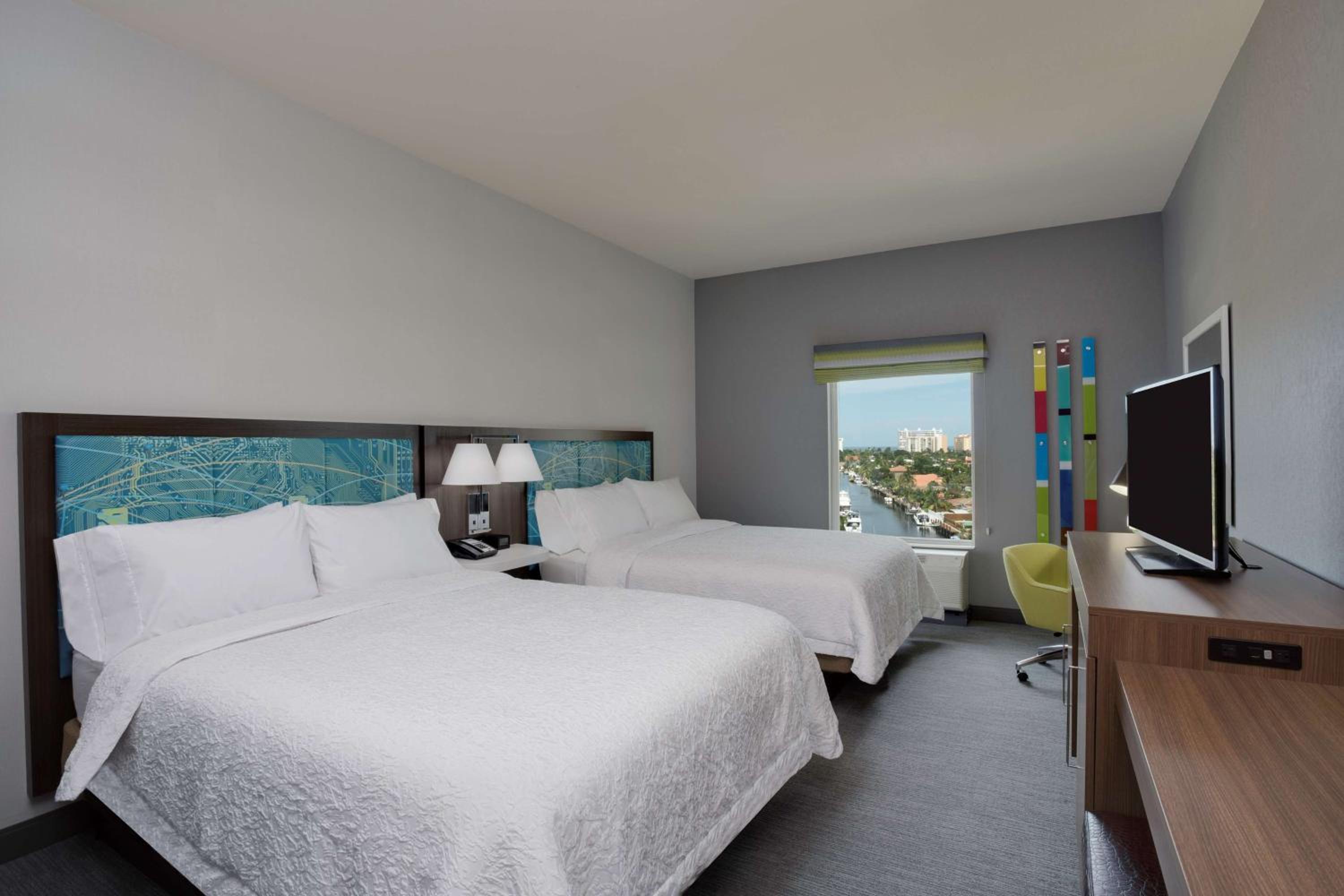 Queen Room with Two Queen Beds - Hearing Access/Non-Smoking photo 2