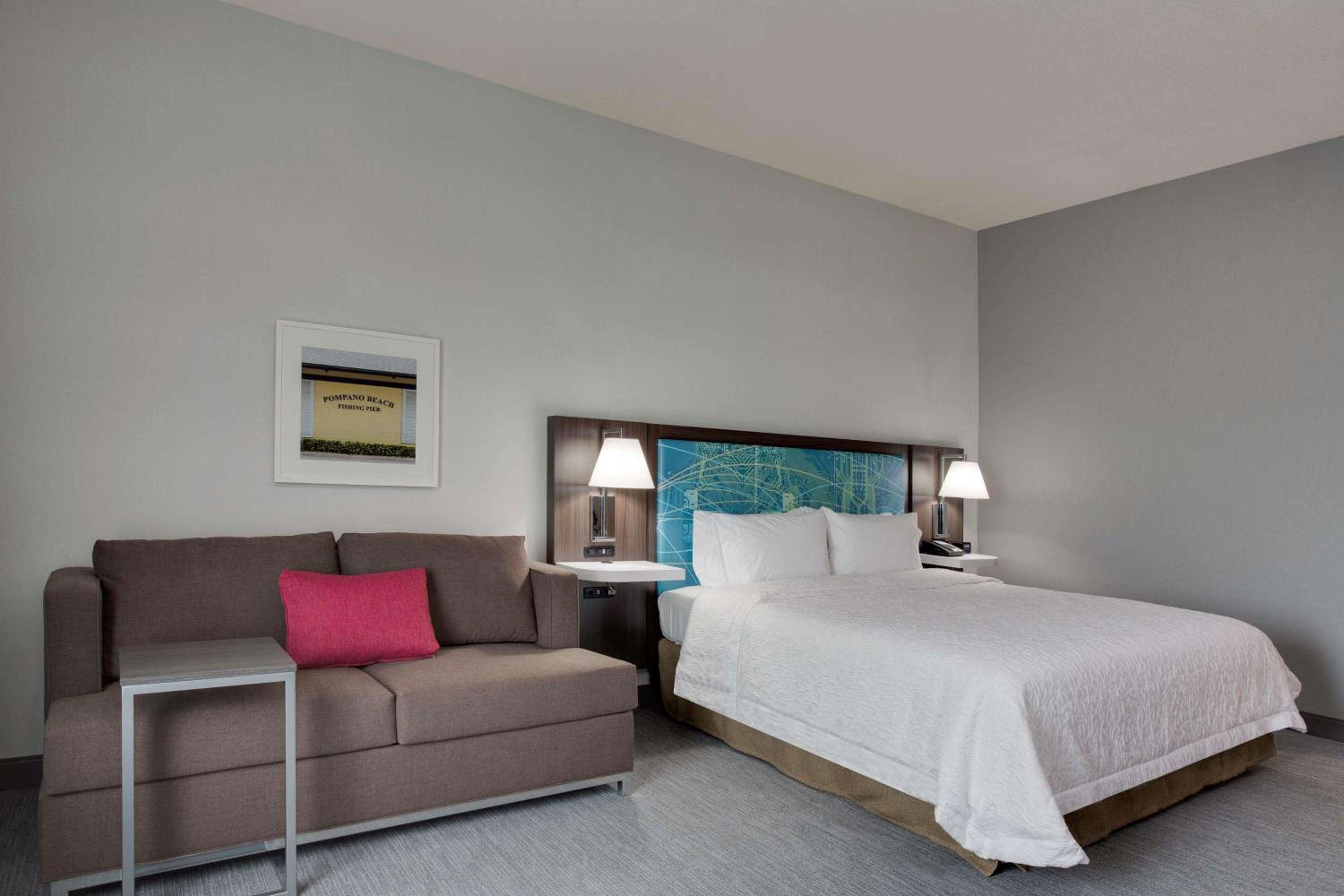 King Room with Sofa Bed - Non-Smoking photo 2