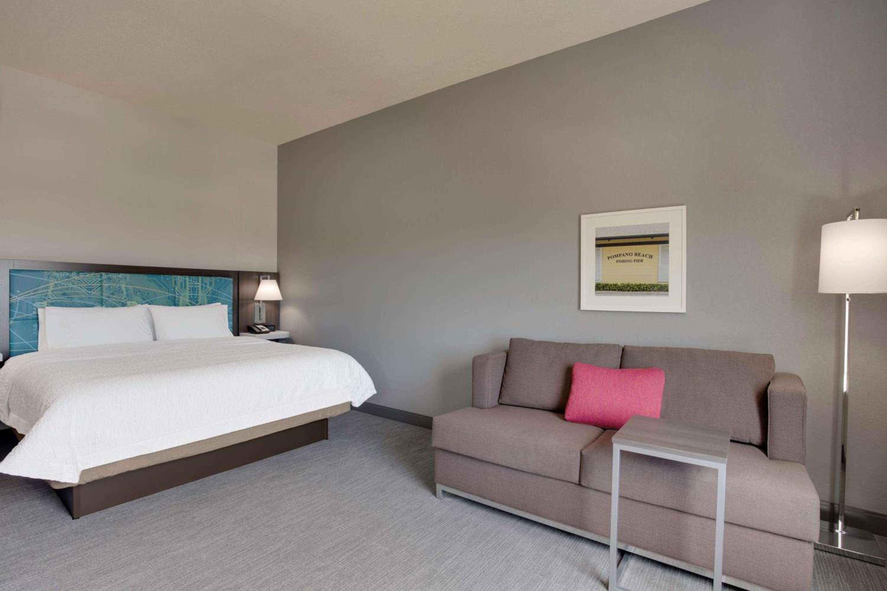 King Room with Sofa Bed - Non-Smoking photo 3
