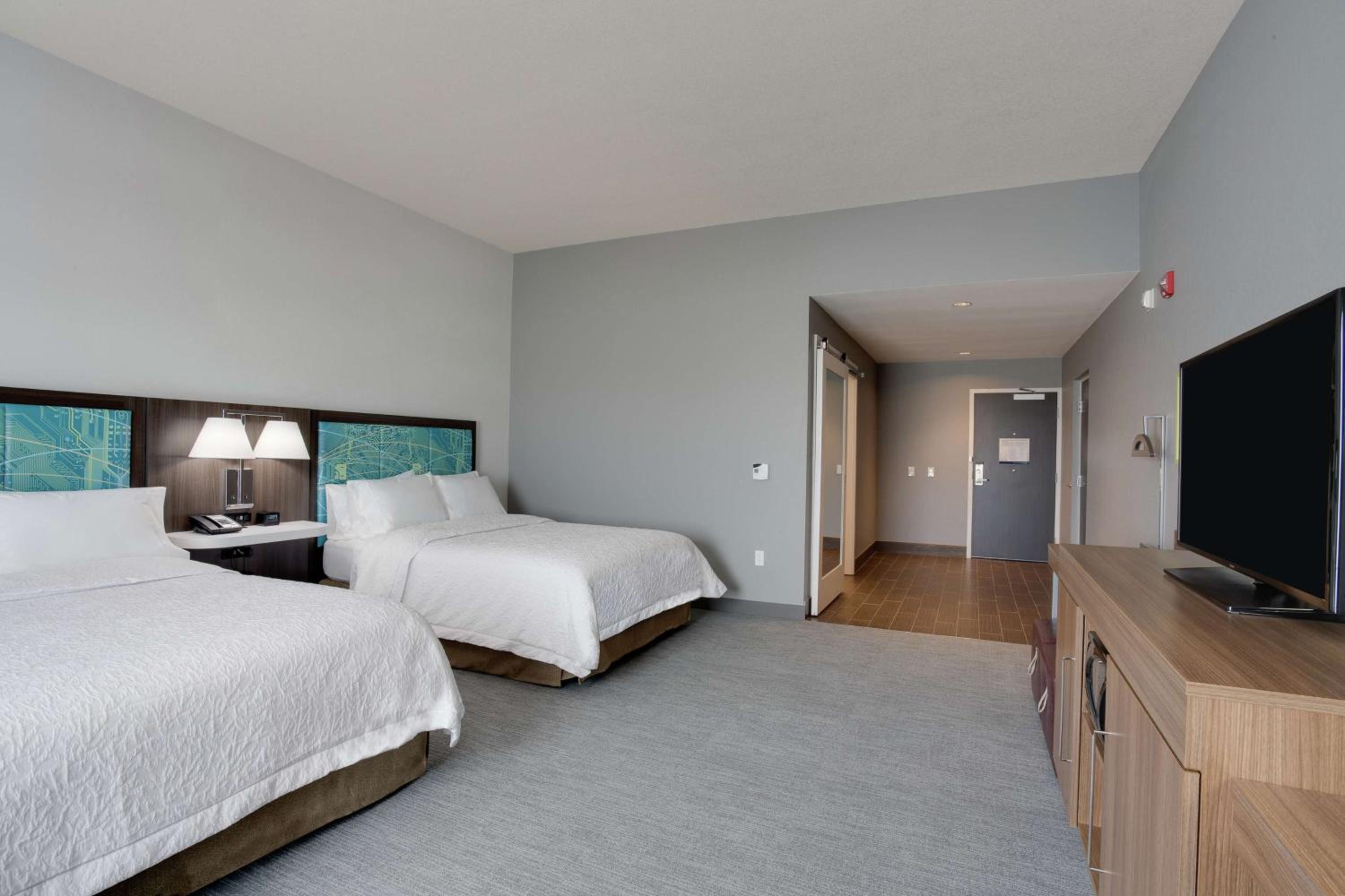 Queen Room with Two Queen Beds - Hearing Access/Non-Smoking photo 3