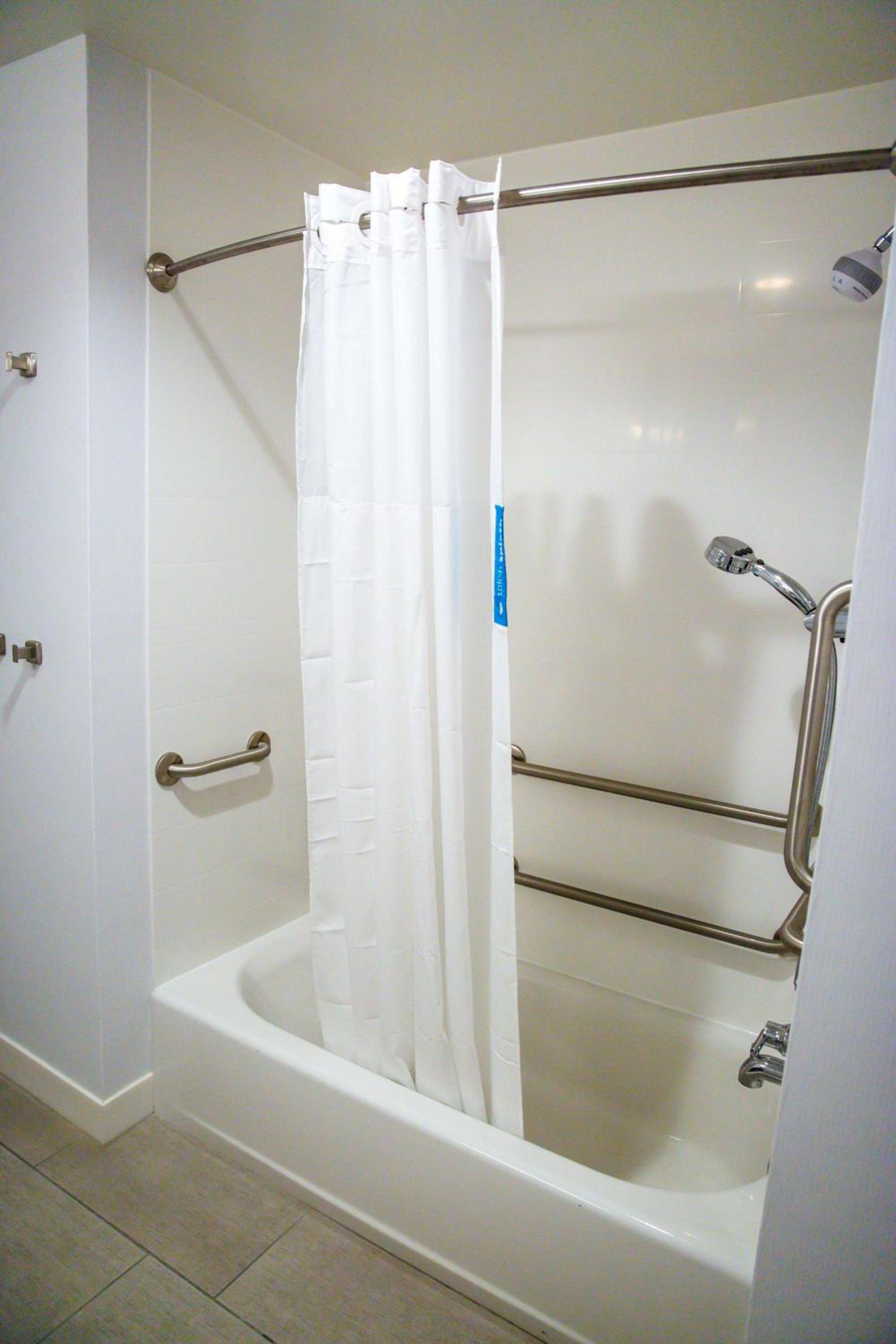 King Room - Mobility Access/Non-Smoking photo 2