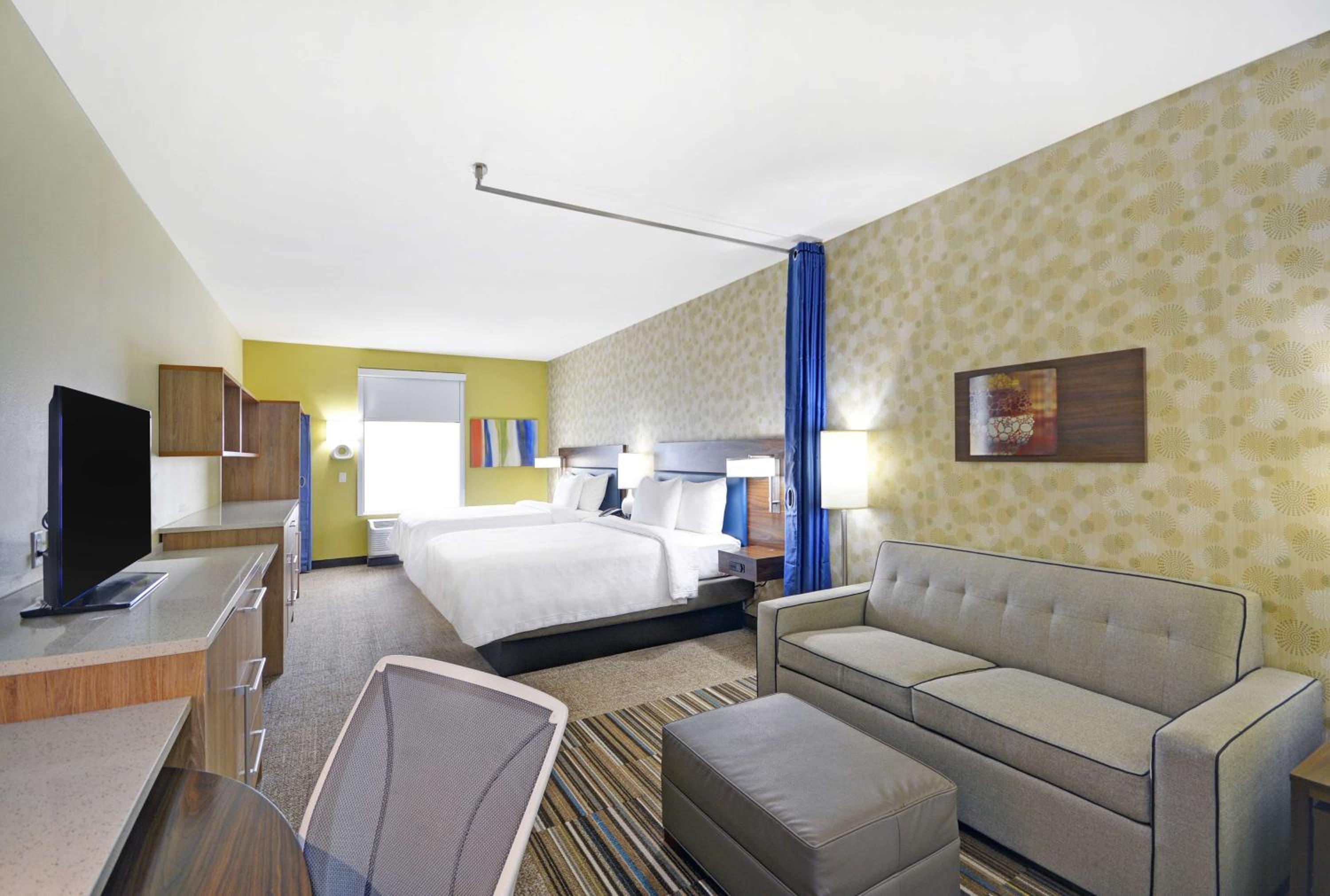 Queen Studio with Two Queen Beds - Non-Smoking photo 1