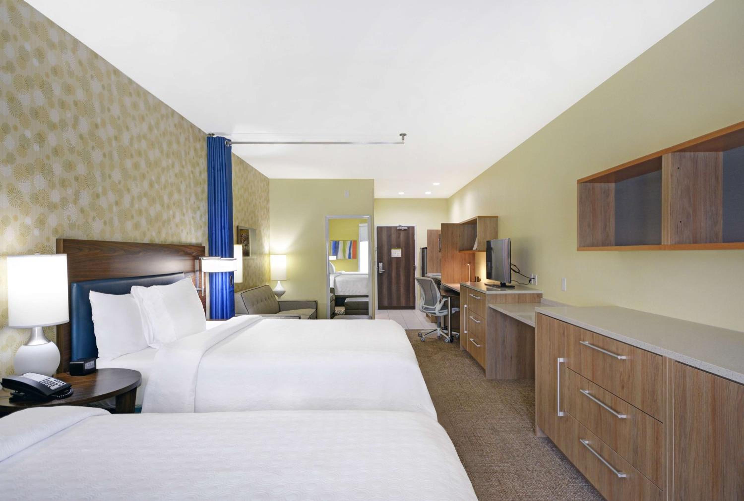 Queen Studio with Two Queen Beds - Non-Smoking photo 3
