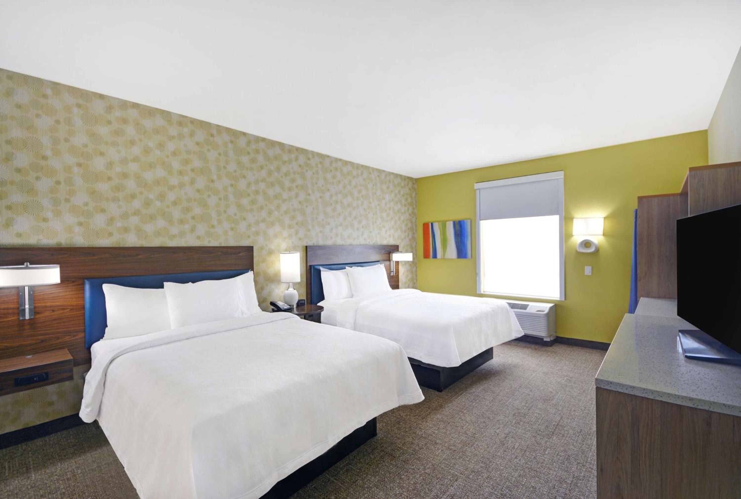 One-Bedroom Queen Suite with Two Queen Beds - Non-Smoking