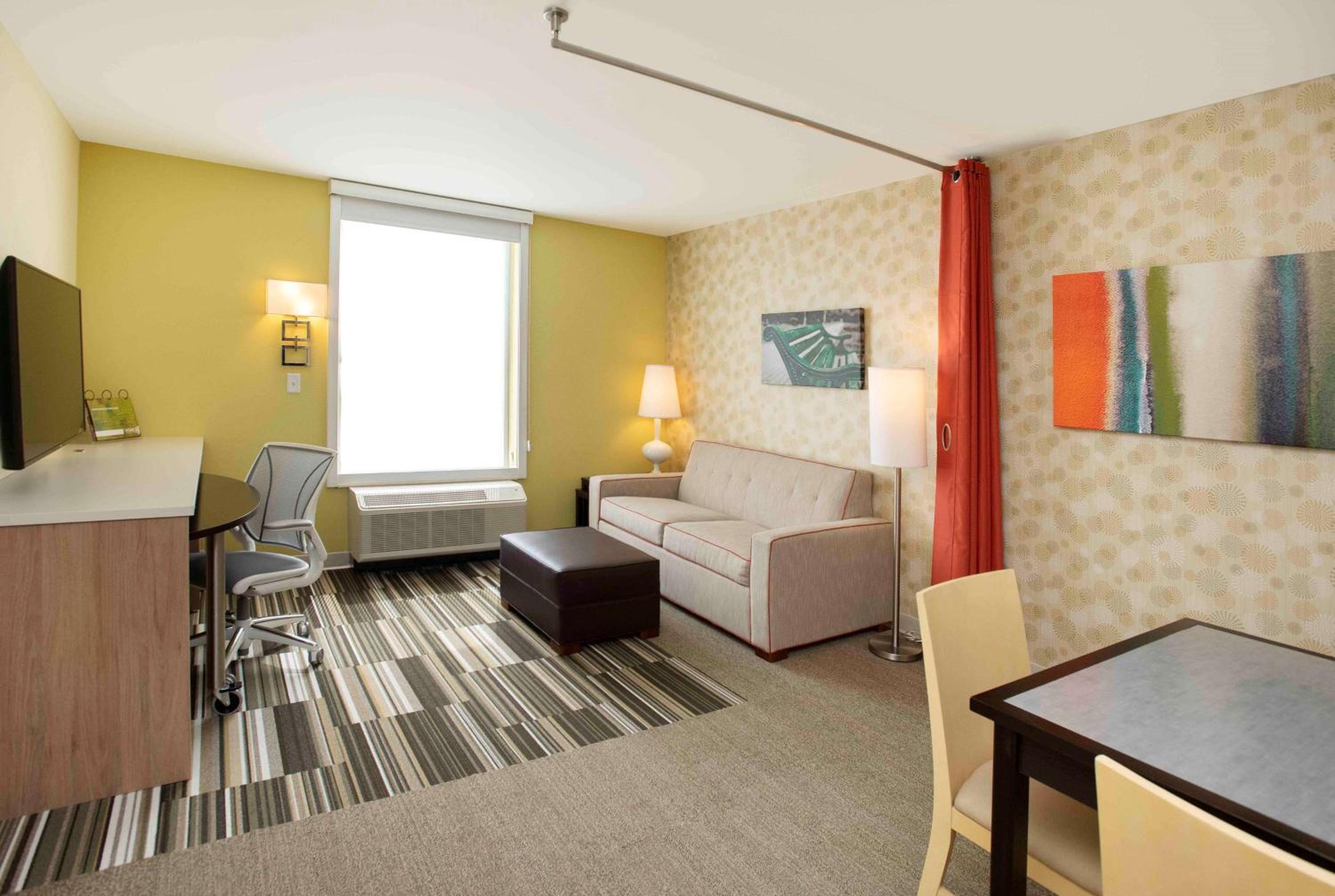 Queen Suite - Hearing Access/Non-Smoking photo 3