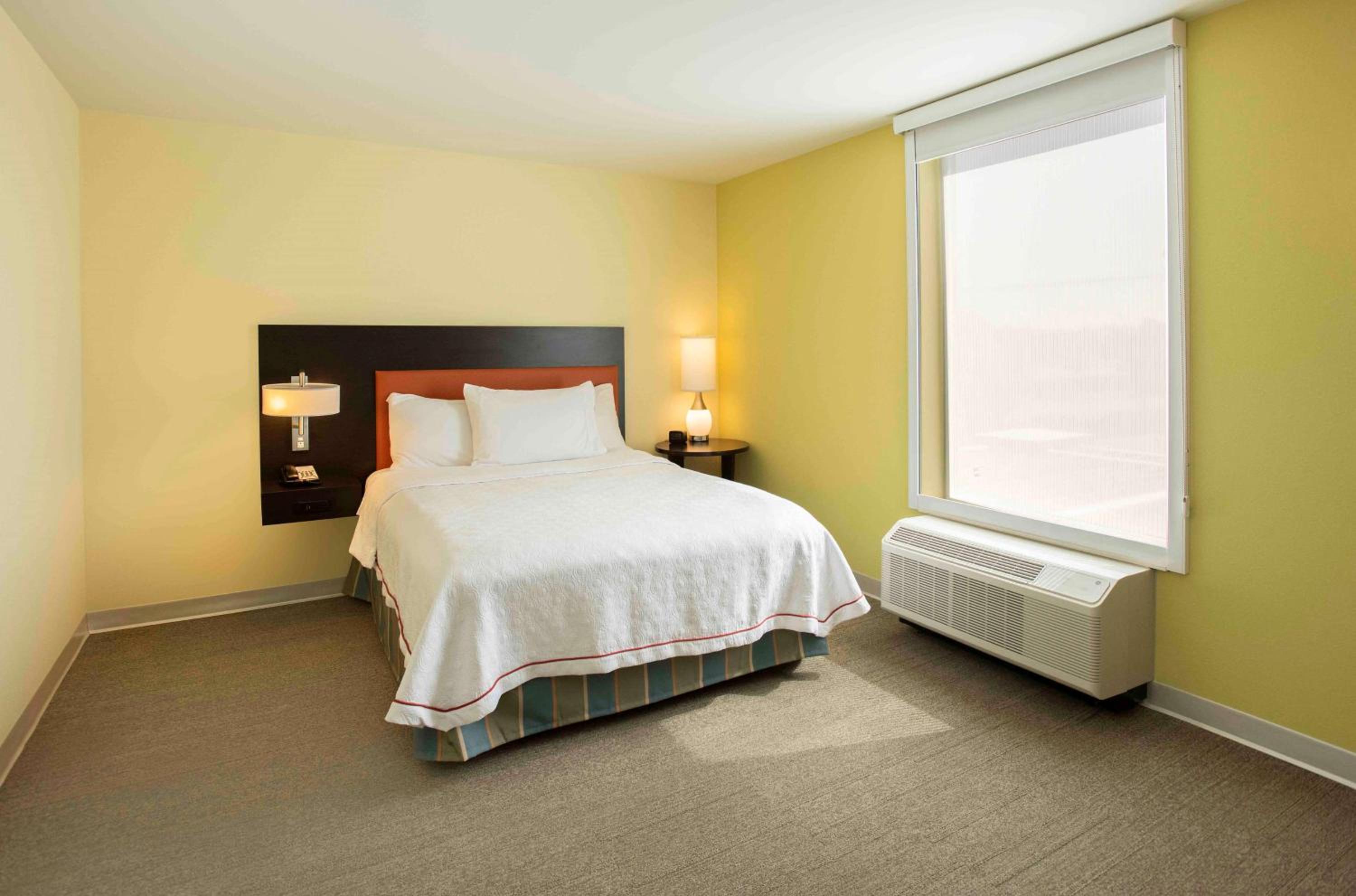 Queen Suite - Hearing Access/Non-Smoking photo 1