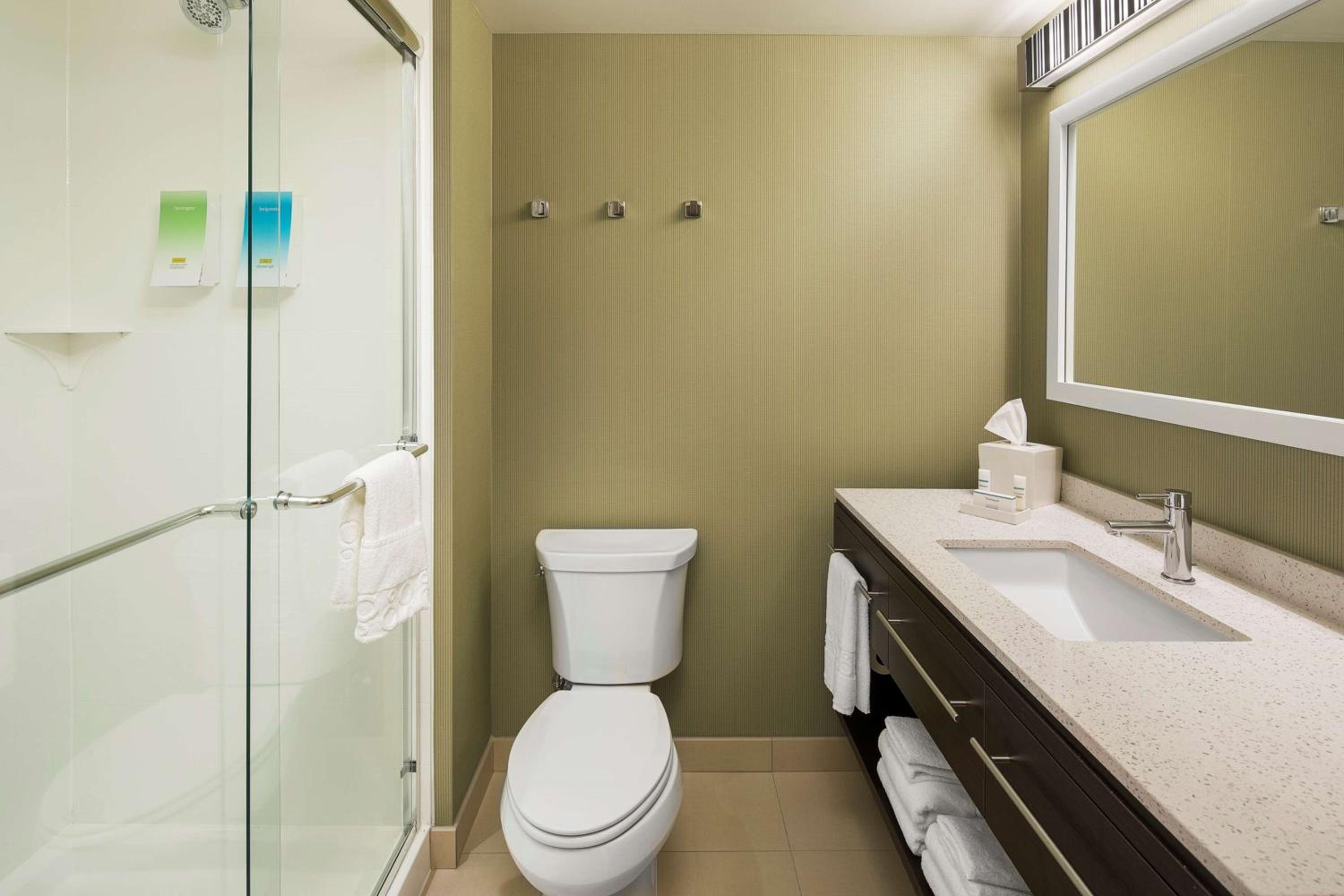 Queen Studio Suite - Hearing Access/Non-Smoking photo 2
